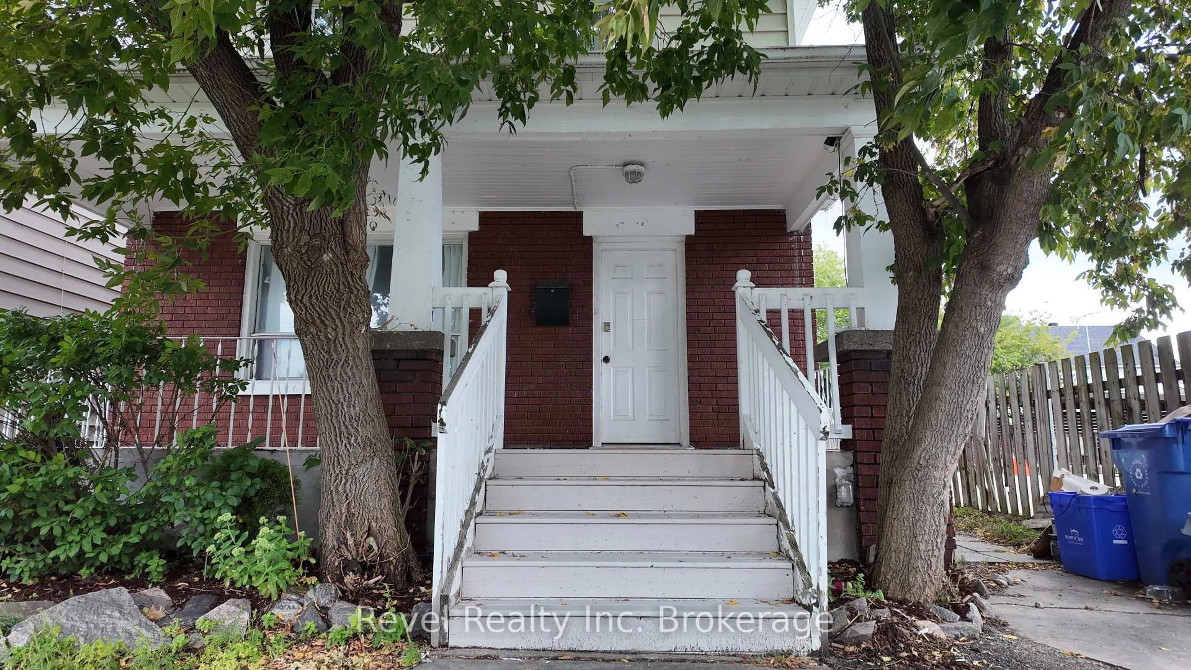 Indoor entryway for 416 First Ave, North Bay Ontario P1B 3C4