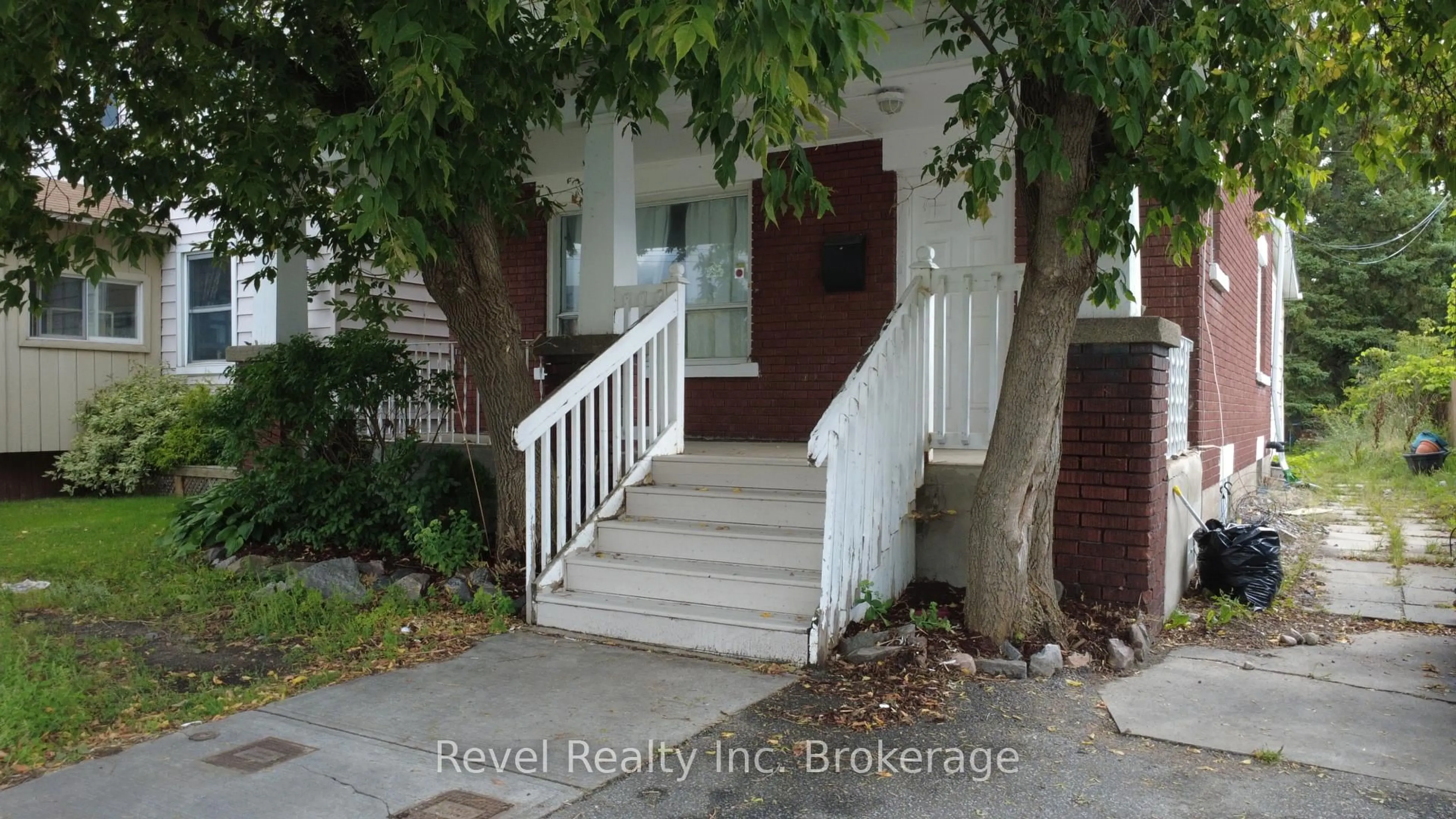 Indoor entryway for 416 First Ave, North Bay Ontario P1B 3C4