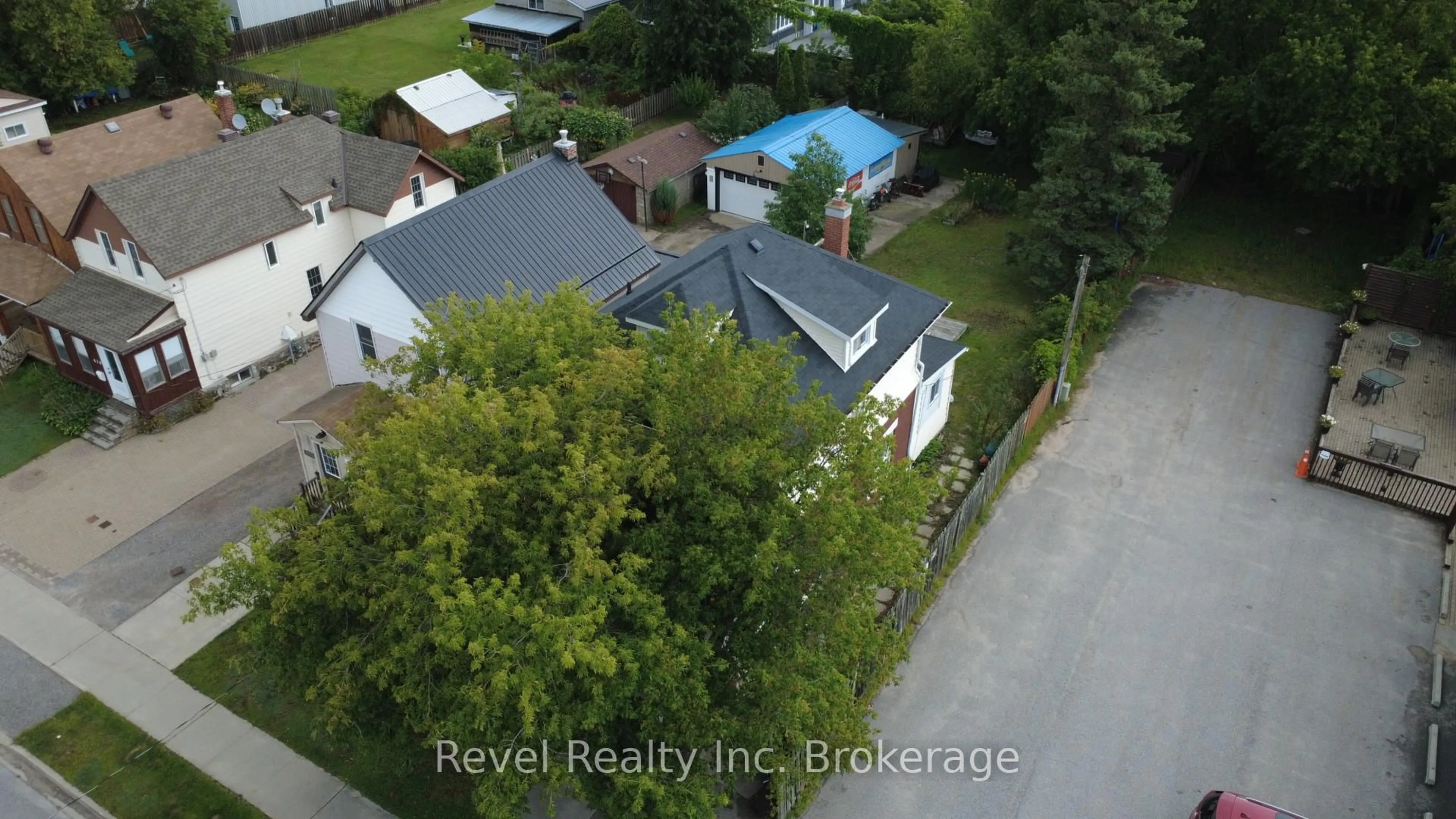 A pic from outside/outdoor area/front of a property/back of a property/a pic from drone, street for 416 First Ave, North Bay Ontario P1B 3C4