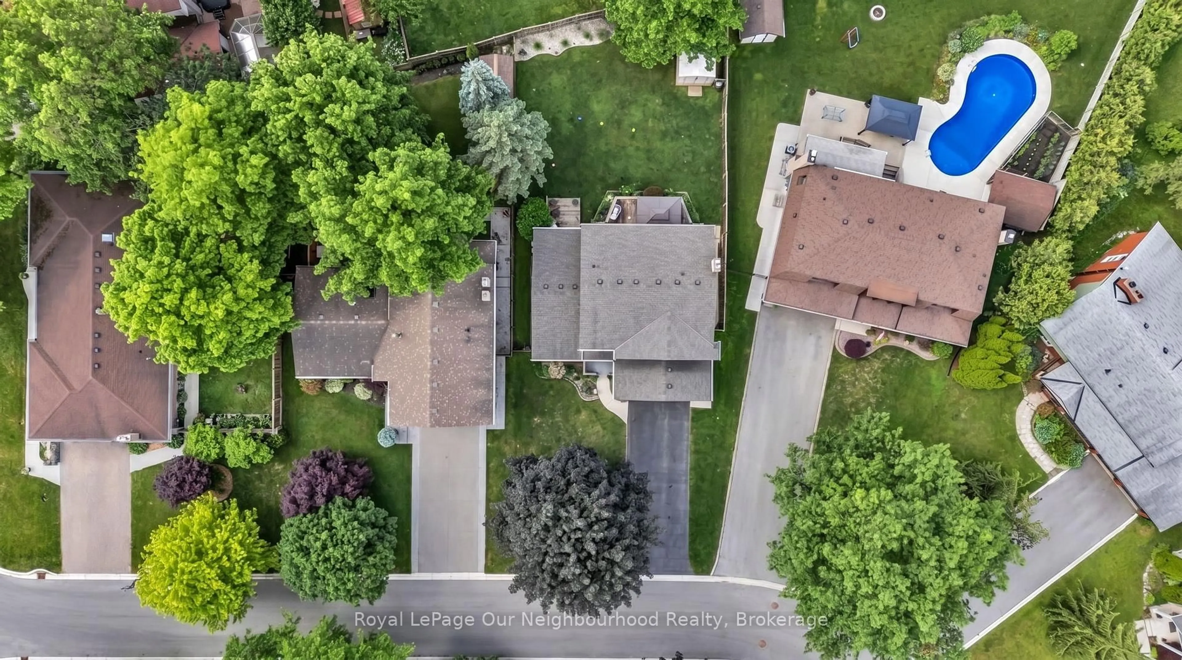 A pic from outside/outdoor area/front of a property/back of a property/a pic from drone, street for 67 Bartlett Cres, London South Ontario N6K 1W3