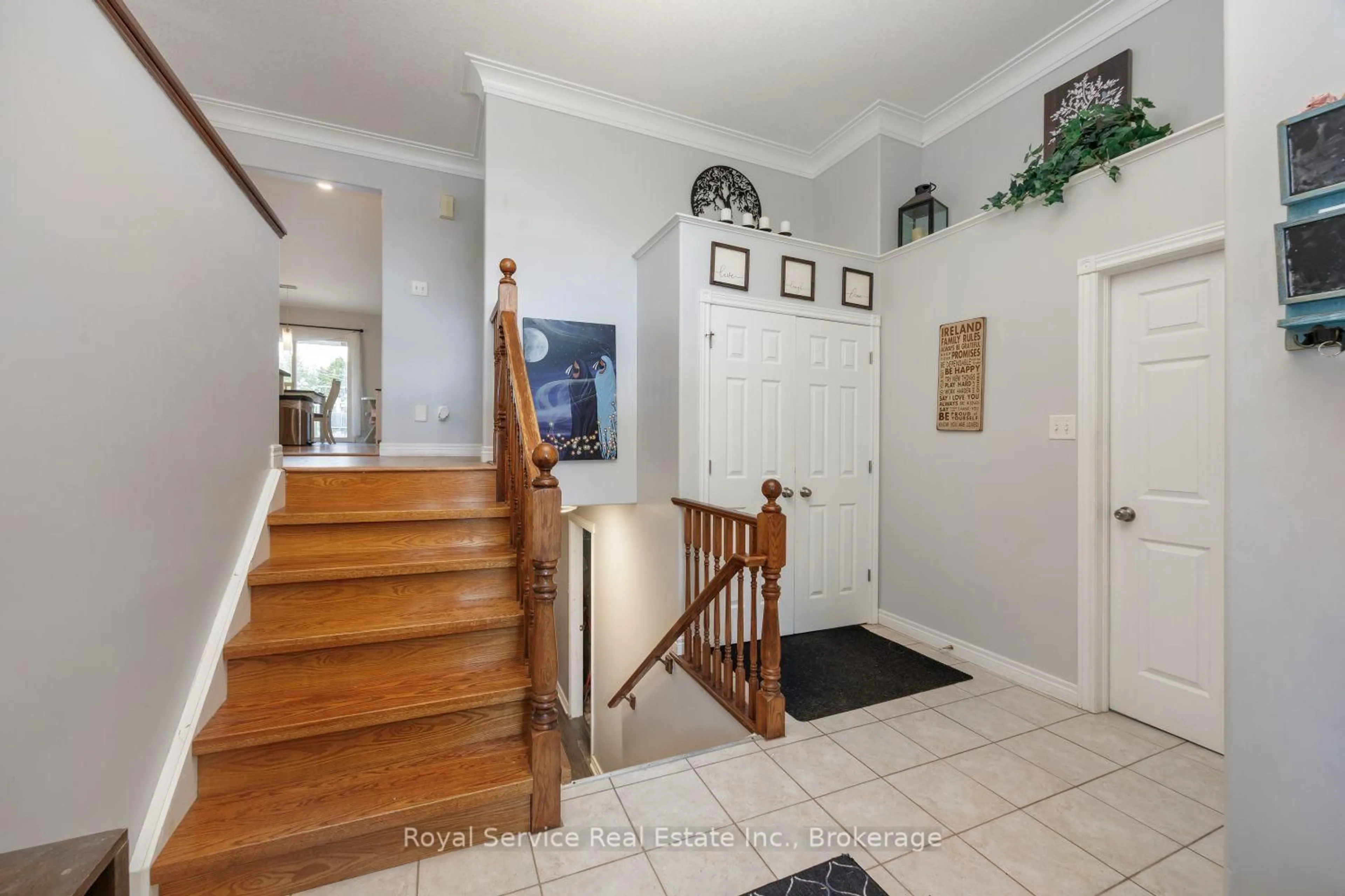 Indoor entryway for 2690 Foxmeadow Rd, Peterborough Ontario K9L 0A8