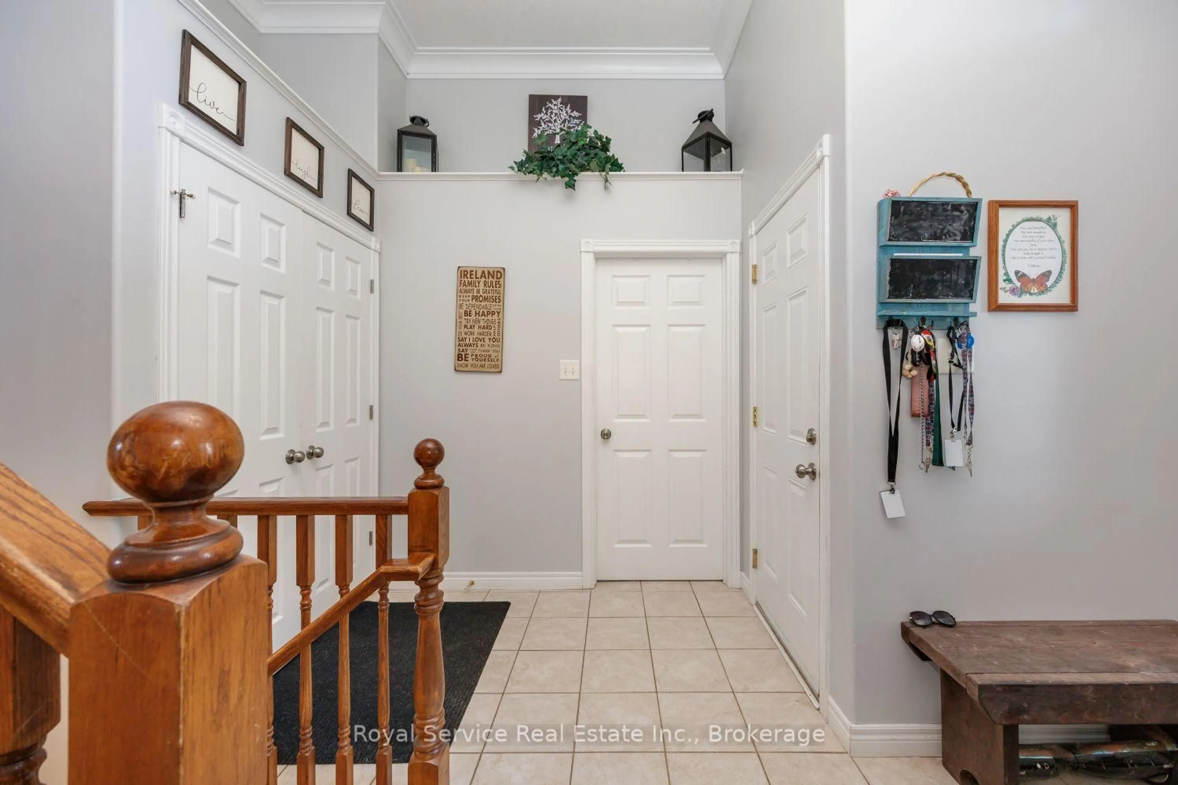 Indoor entryway for 2690 Foxmeadow Rd, Peterborough Ontario K9L 0A8