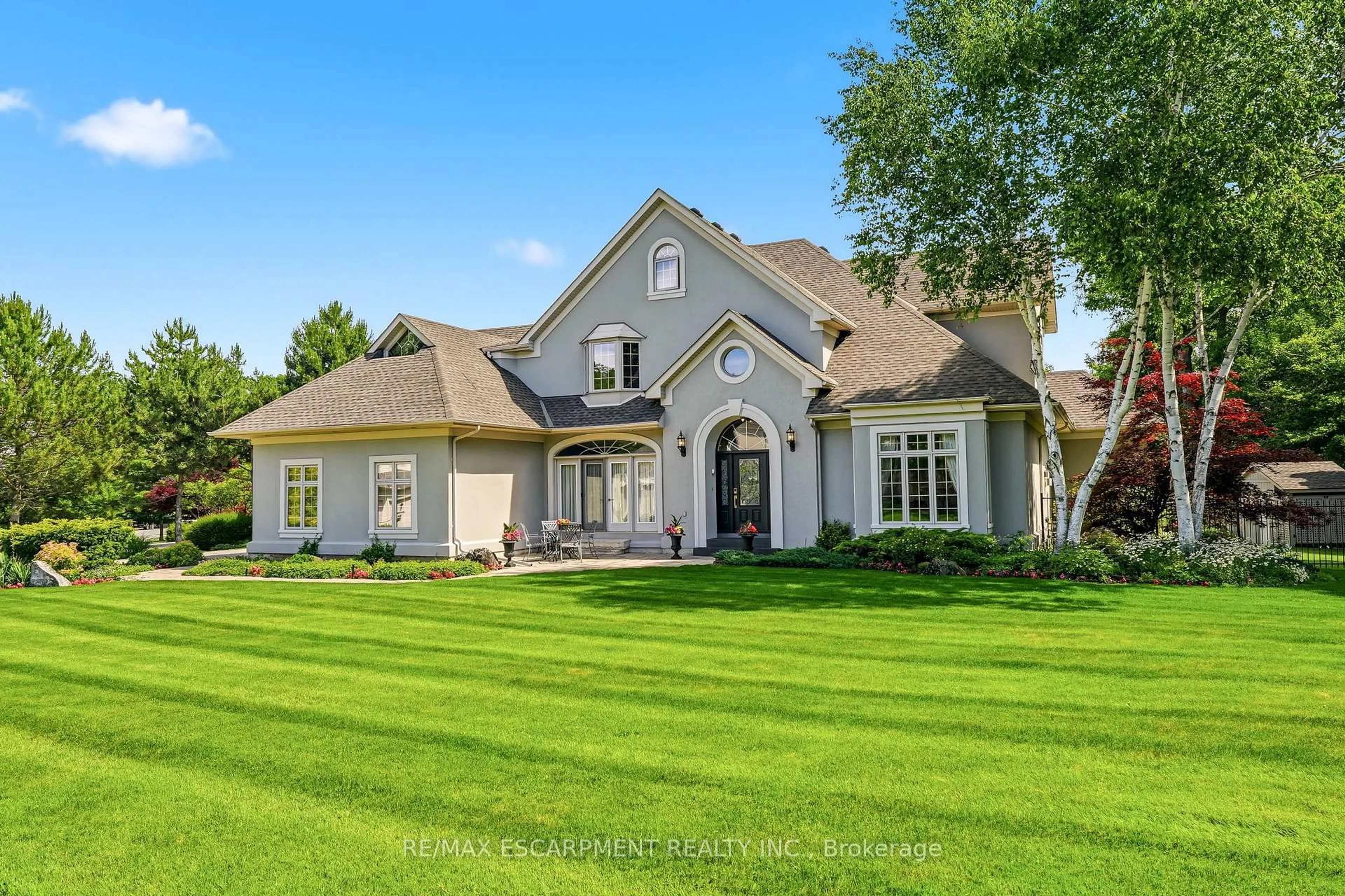 Home with vinyl exterior material, unknown for 28 Millcreek Crt, Hamilton Ontario L9G 4Z3