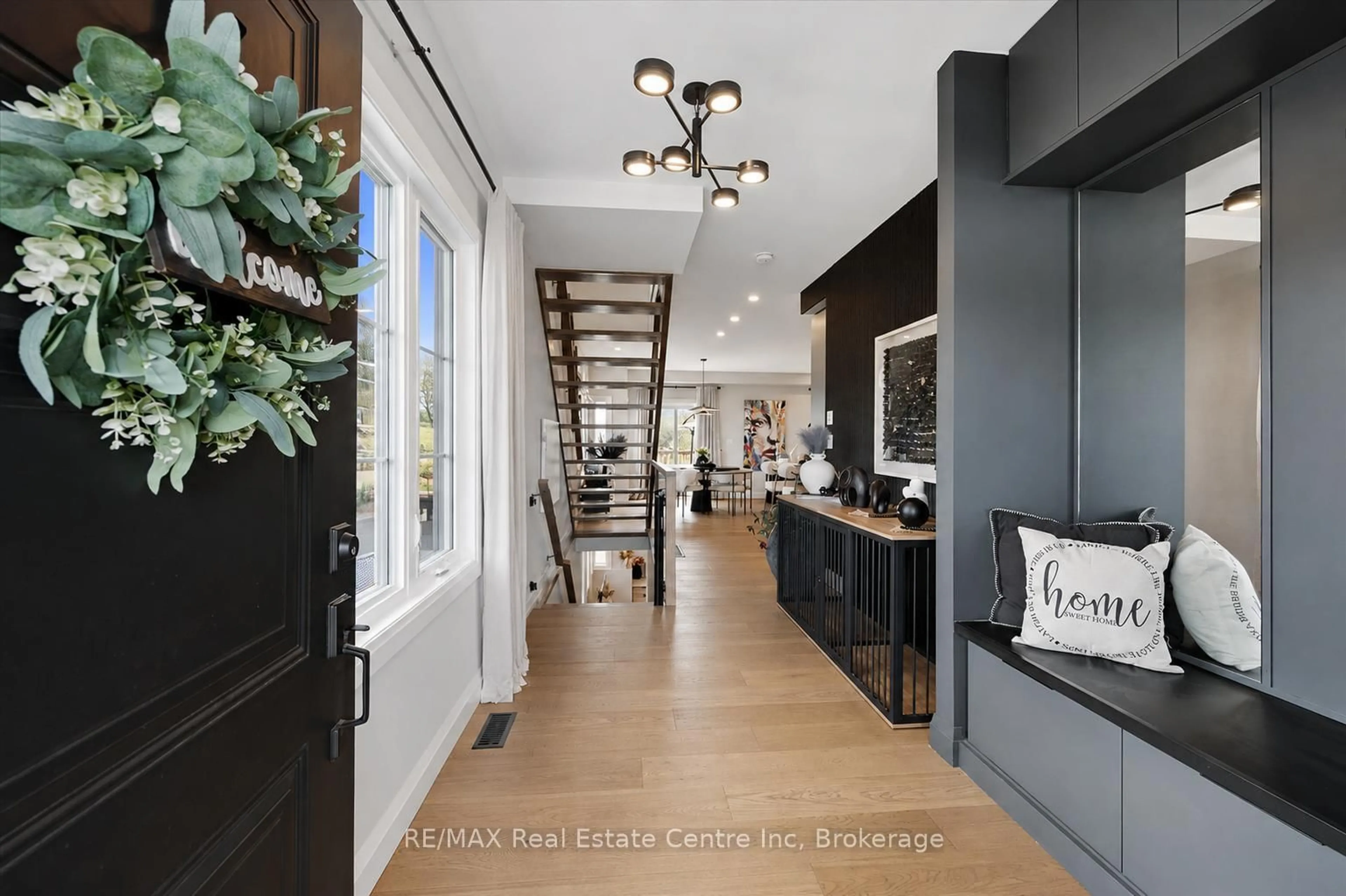 Indoor entryway for 3 Queensbrook Cres, Cambridge Ontario N1S 0E5
