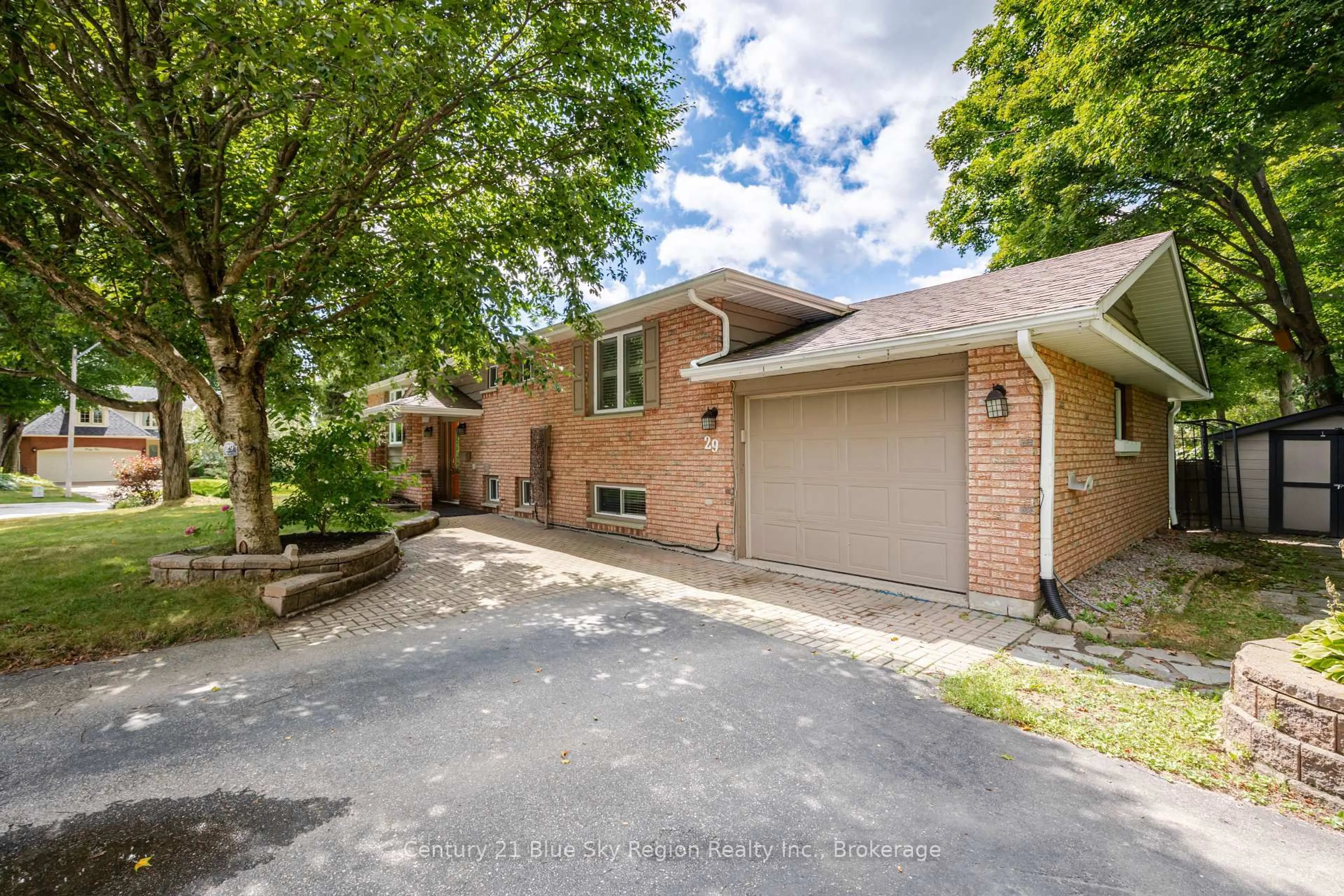 A pic from outside/outdoor area/front of a property/back of a property/a pic from drone, street for 29 Carriage Cres, North Bay Ontario P1C 1G5