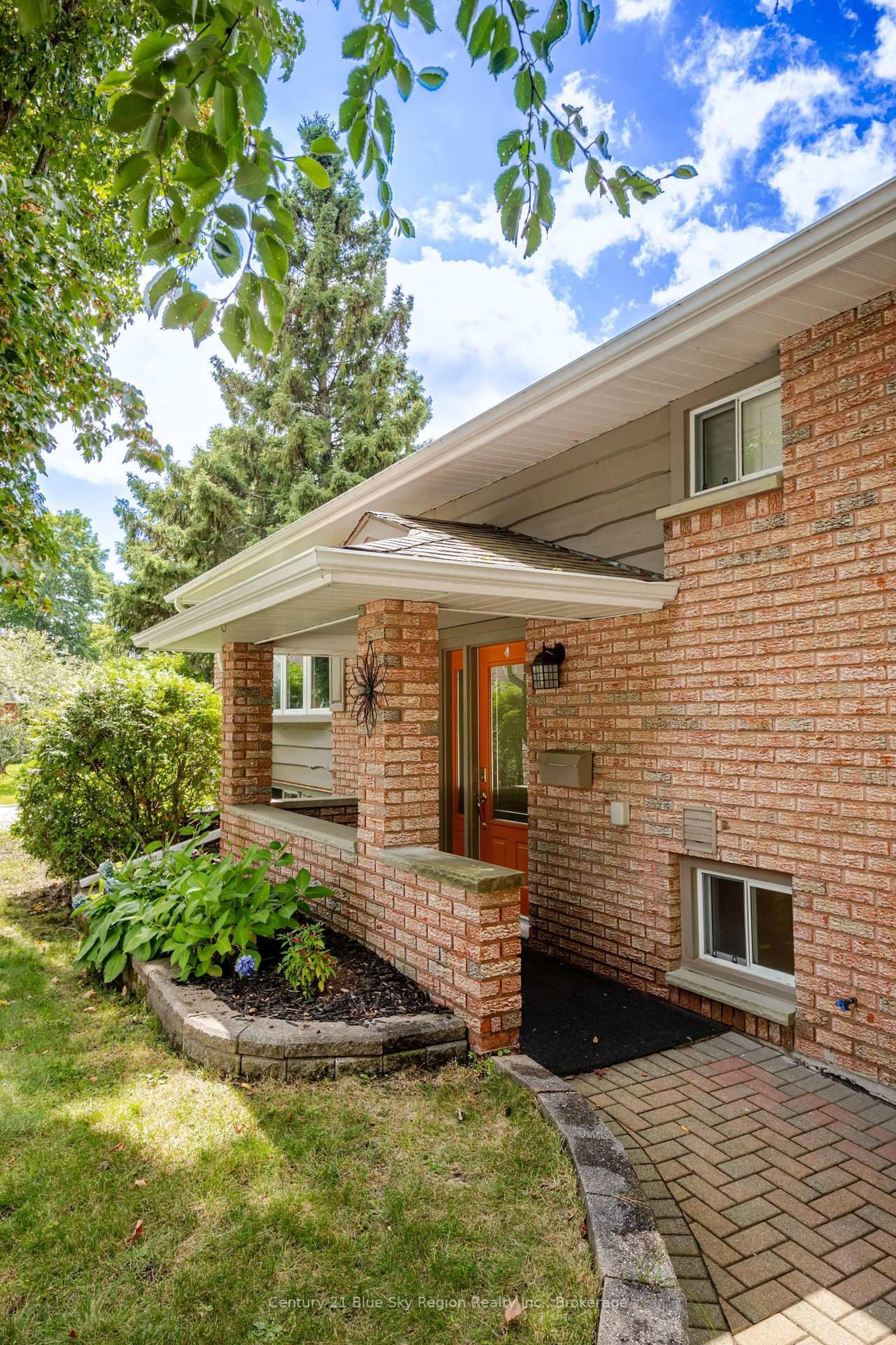 Home with brick exterior material, street for 29 Carriage Cres, North Bay Ontario P1C 1G5