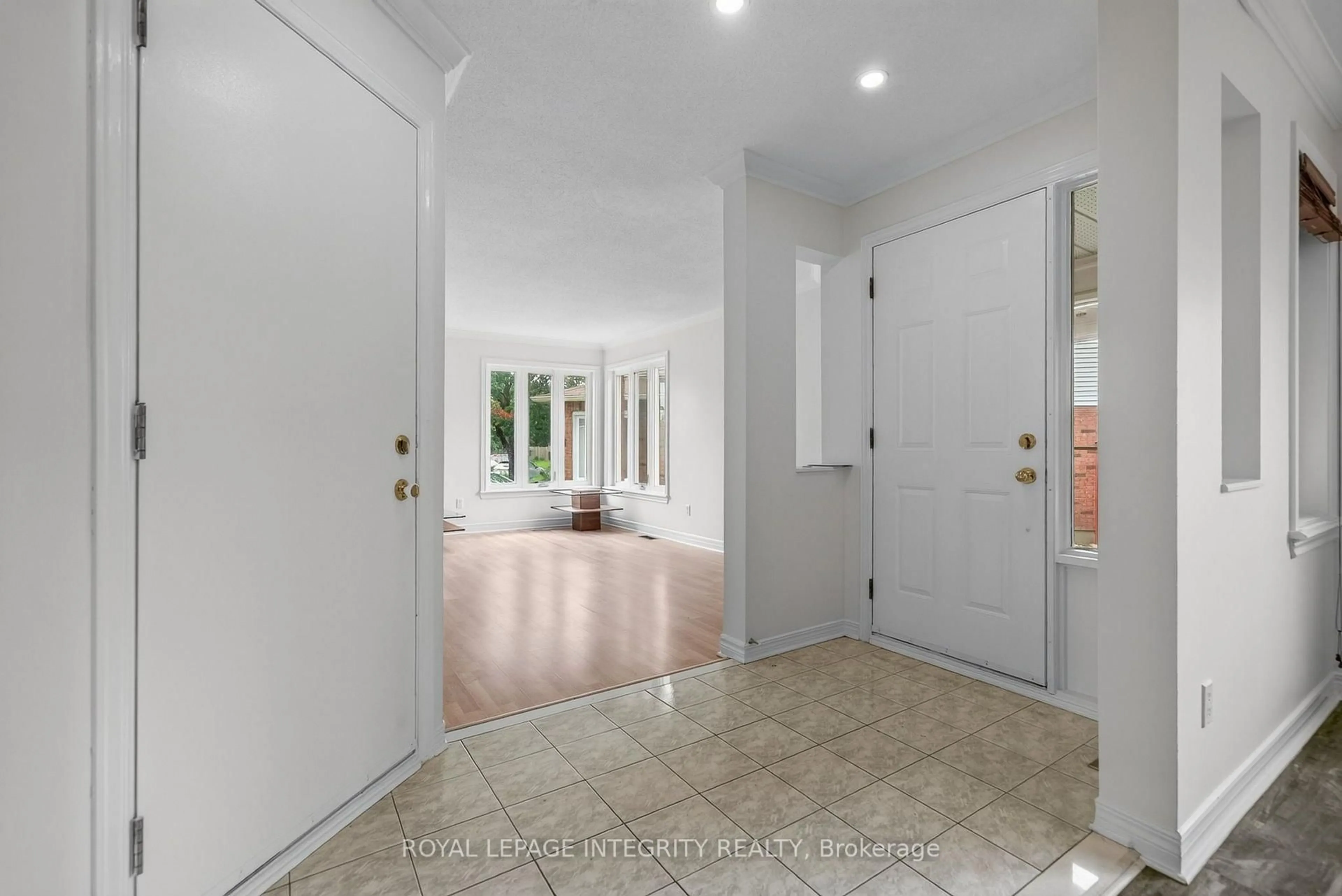 Indoor entryway for 137 Hunterswood Cres, Ottawa Ontario K1G 5W1