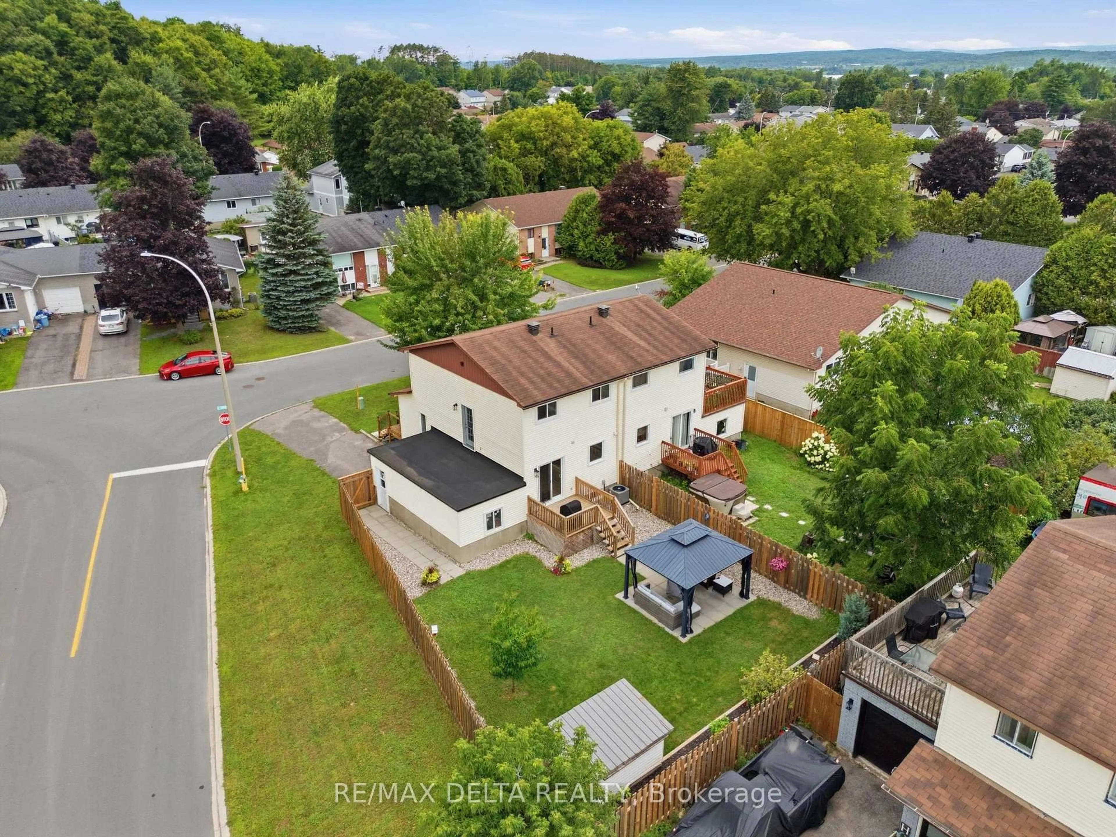 A pic from outside/outdoor area/front of a property/back of a property/a pic from drone, street for 991 Dianne St, Clarence-Rockland Ontario K4K 1J6