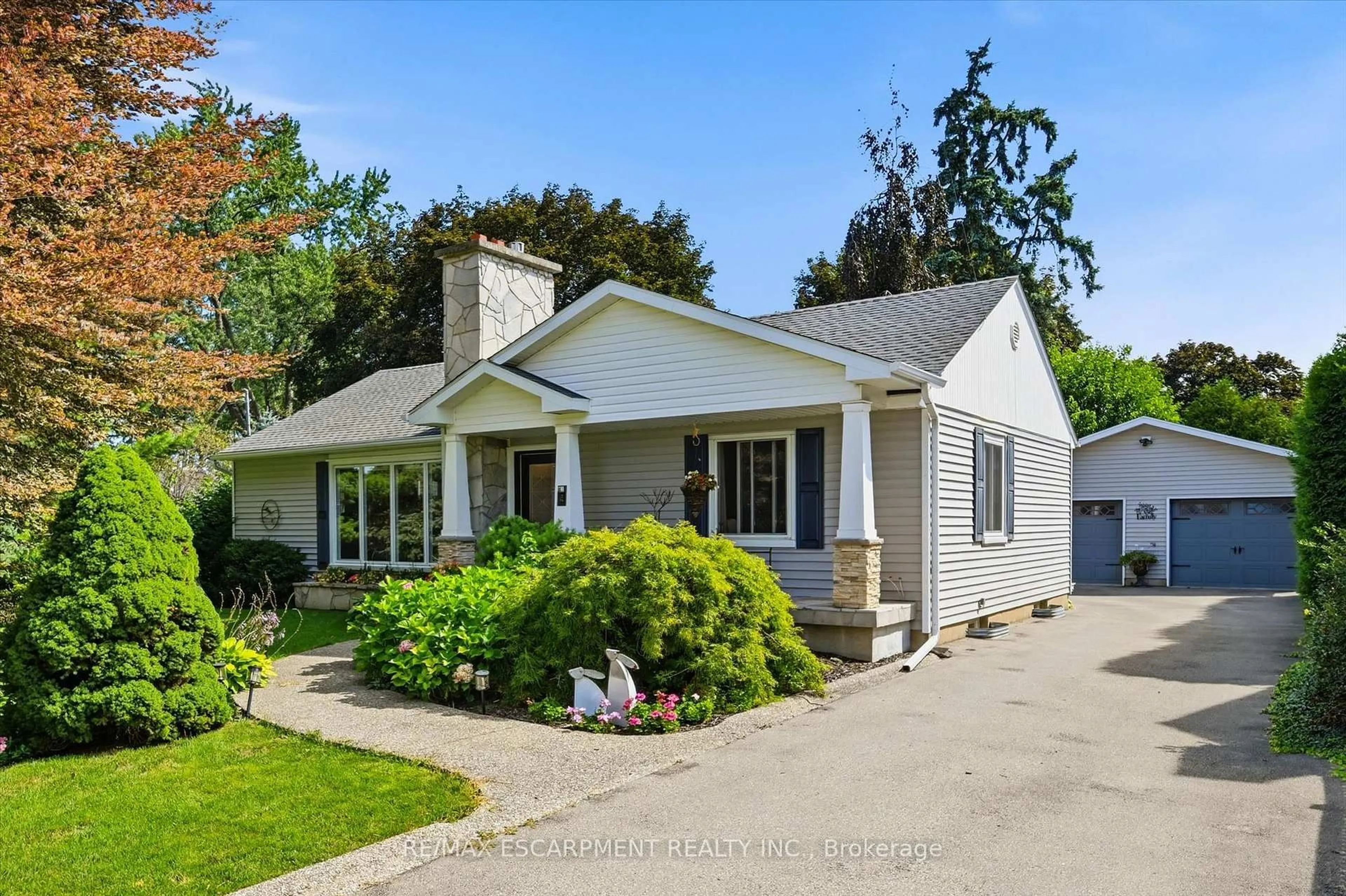 Home with vinyl exterior material, street for 6 Kerman Ave, Grimsby Ontario L3M 3W4