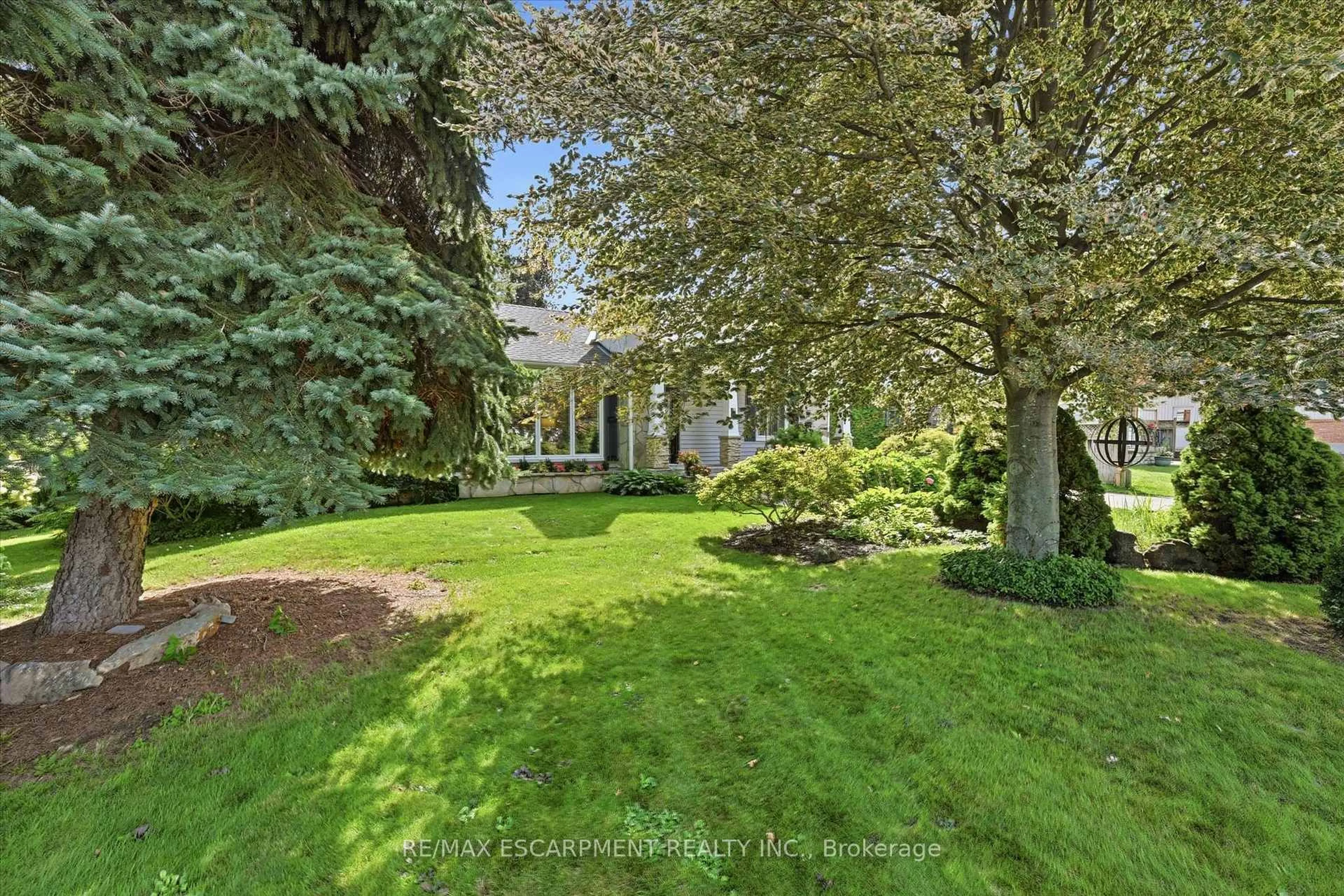 A pic from outside/outdoor area/front of a property/back of a property/a pic from drone, street for 6 Kerman Ave, Grimsby Ontario L3M 3W4
