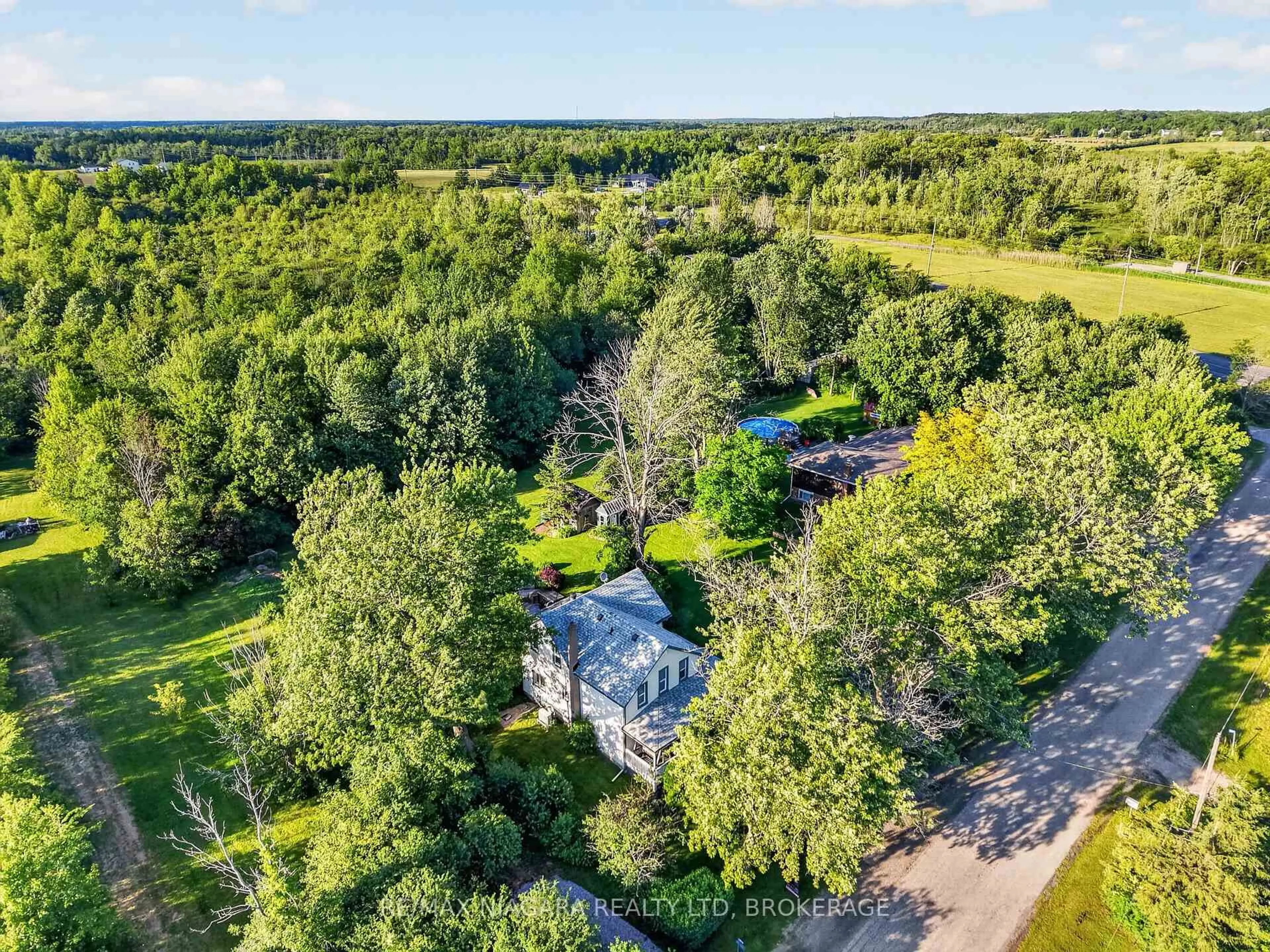 A pic from outside/outdoor area/front of a property/back of a property/a pic from drone, water/lake/river/ocean view for 3776 Bertie St, Fort Erie Ontario L0S 1S0