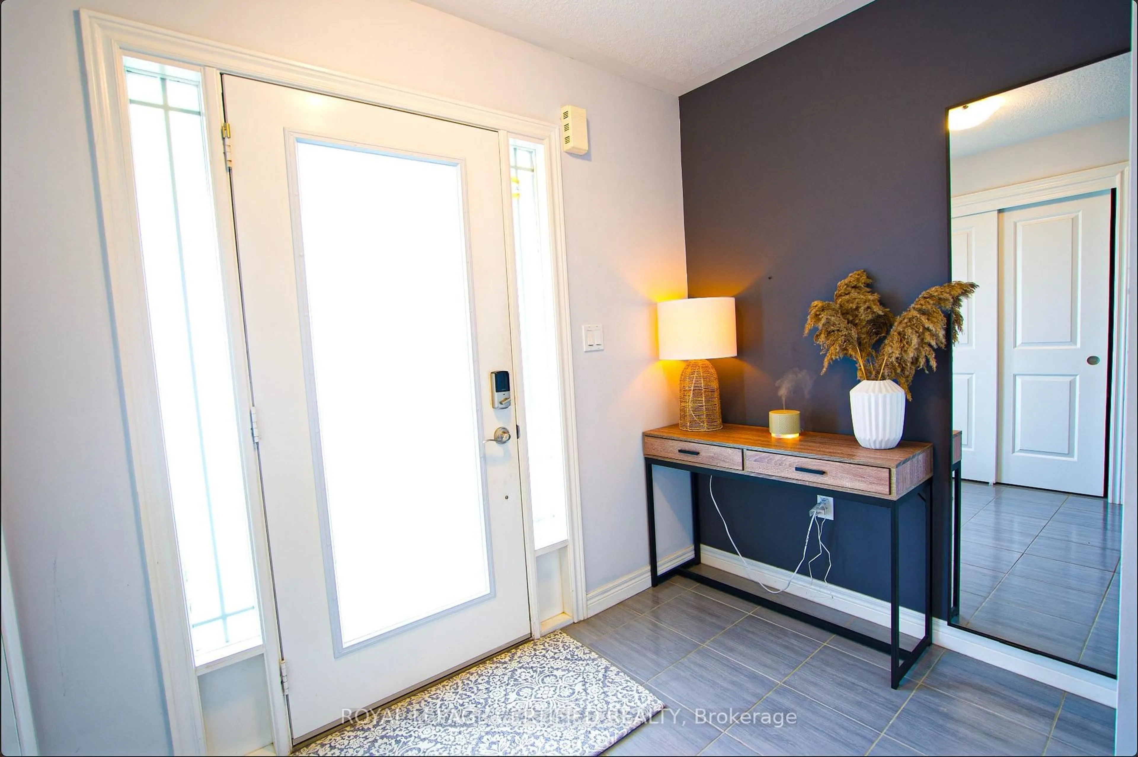 Indoor entryway for 5 Bethune Ave, Hamilton Ontario L0R 1P0