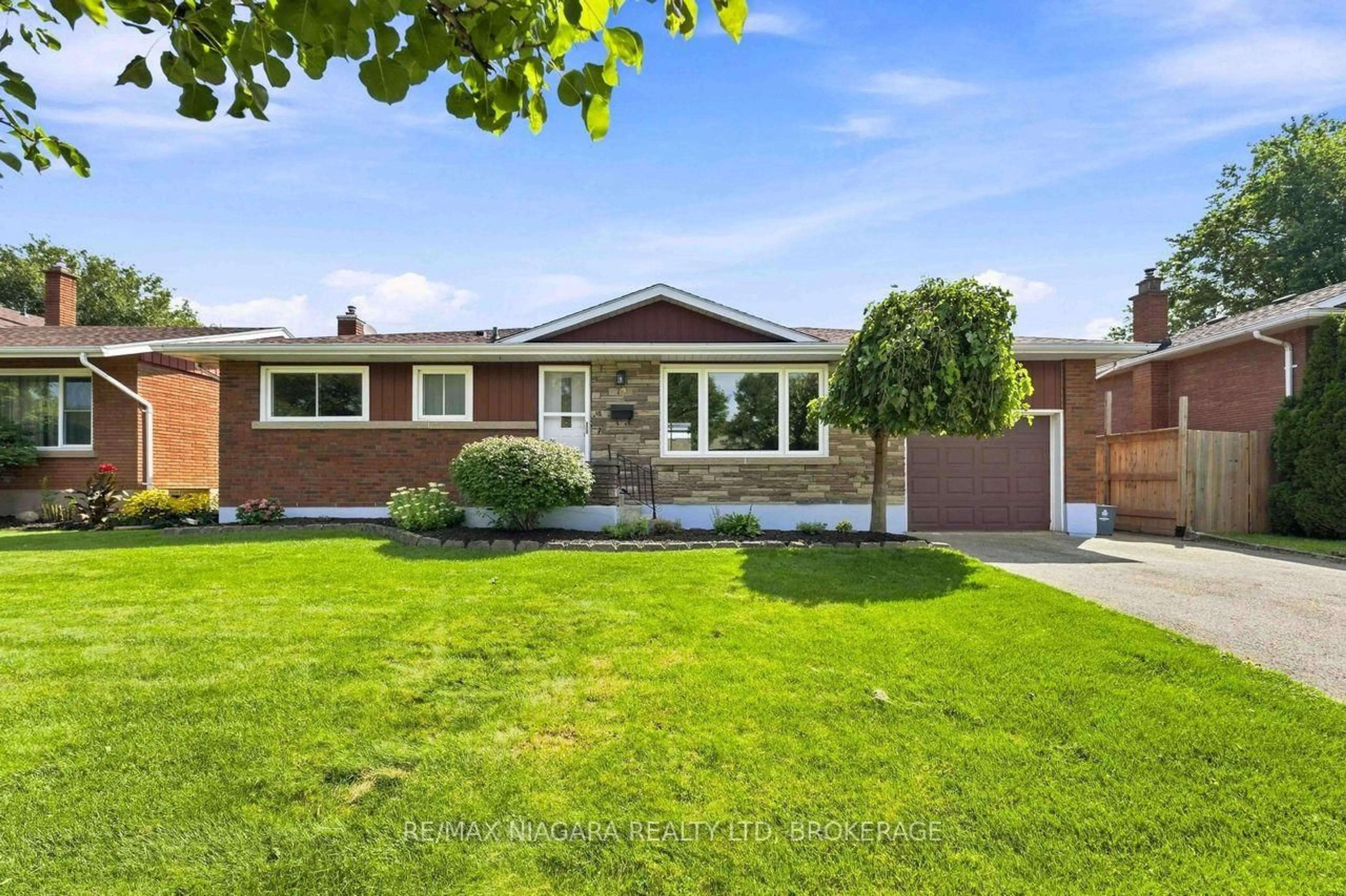 Home with brick exterior material, street for 19 Hughes Ave, Welland Ontario L3B 1M4