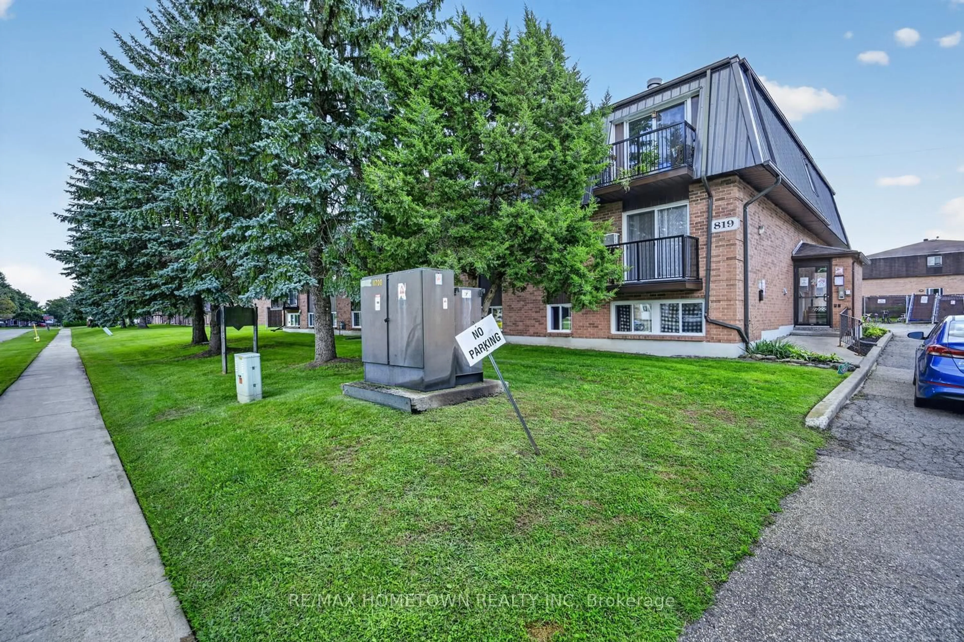 Patio, street for 819 Macodrum Dr #9, Brockville Ontario K6V 6P6