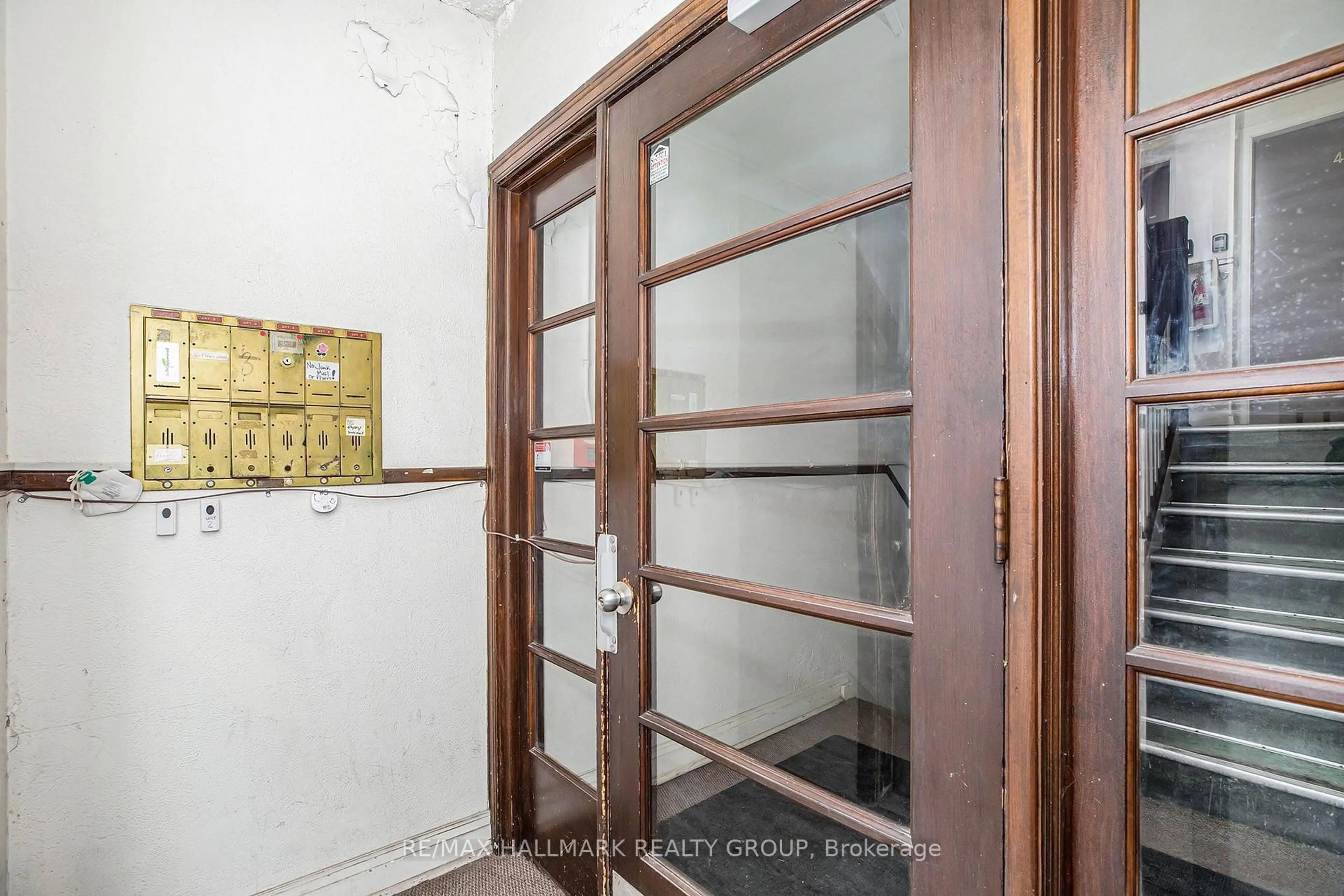 Indoor foyer for 72 Pretoria Ave, Ottawa Ontario K1S 1W9