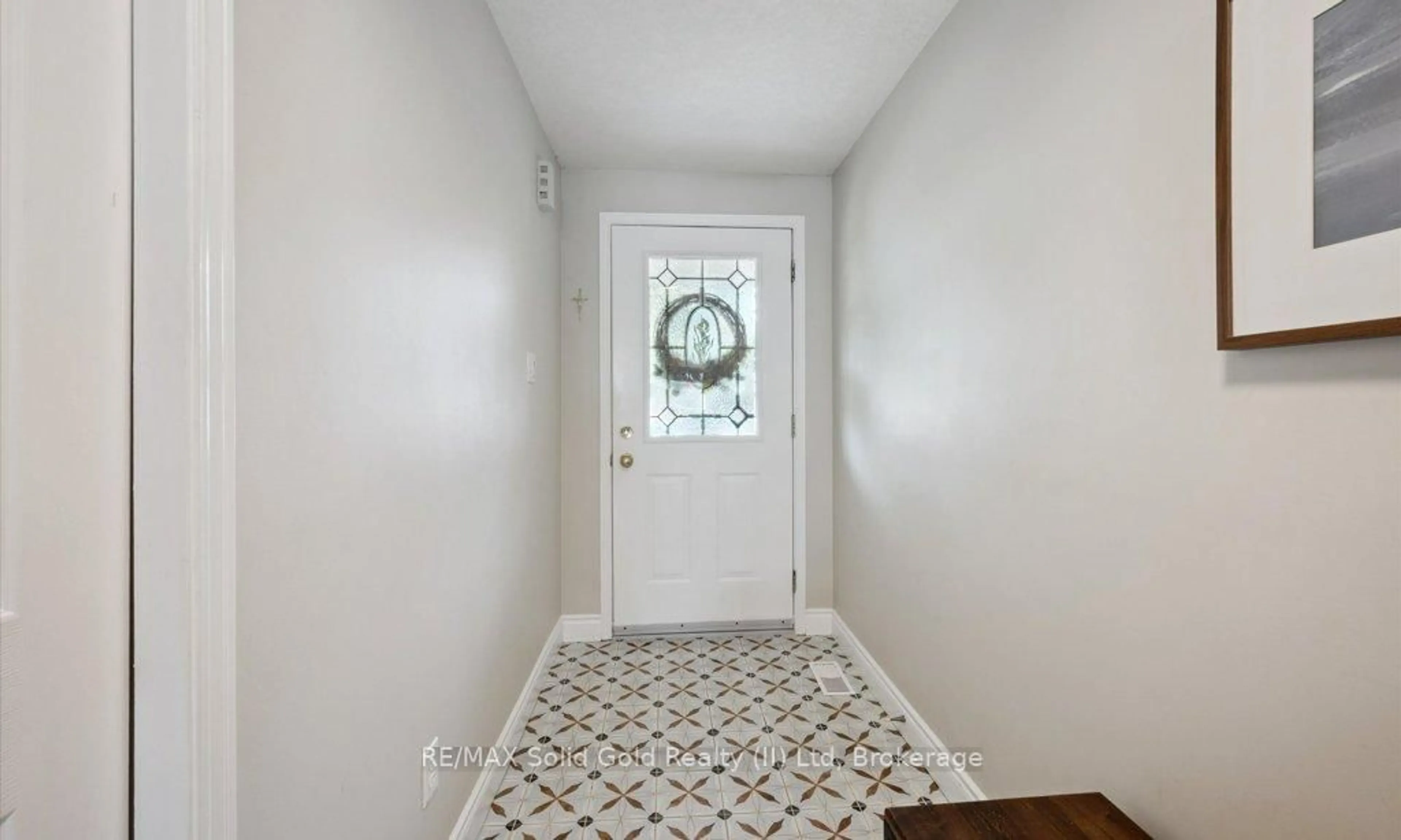Indoor entryway for 12 Frankfurt St, Kitchener Ontario N2R 1T5