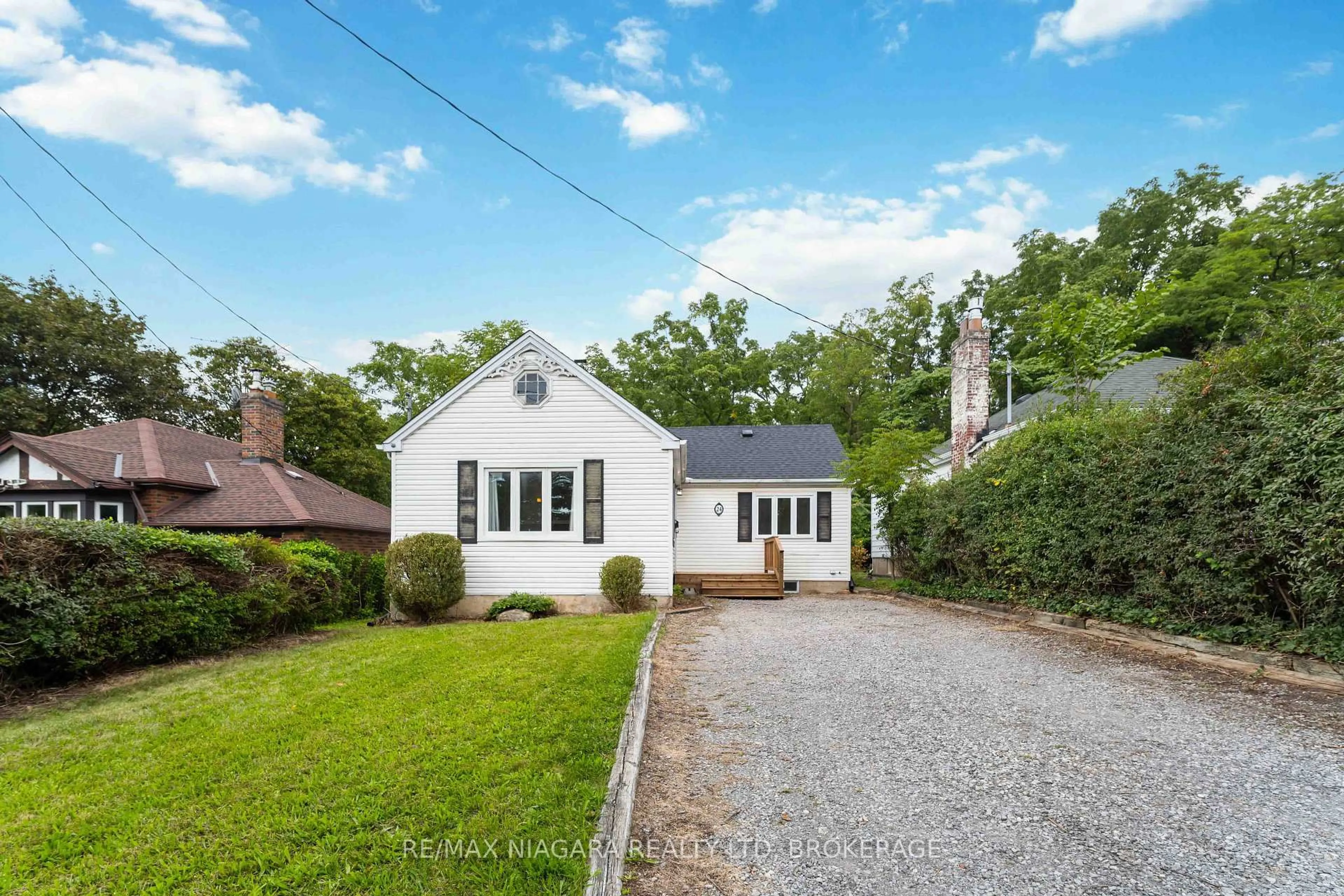 A pic from outside/outdoor area/front of a property/back of a property/a pic from drone, street for 24 Welland Vale Rd, St. Catharines Ontario L2R 2L6