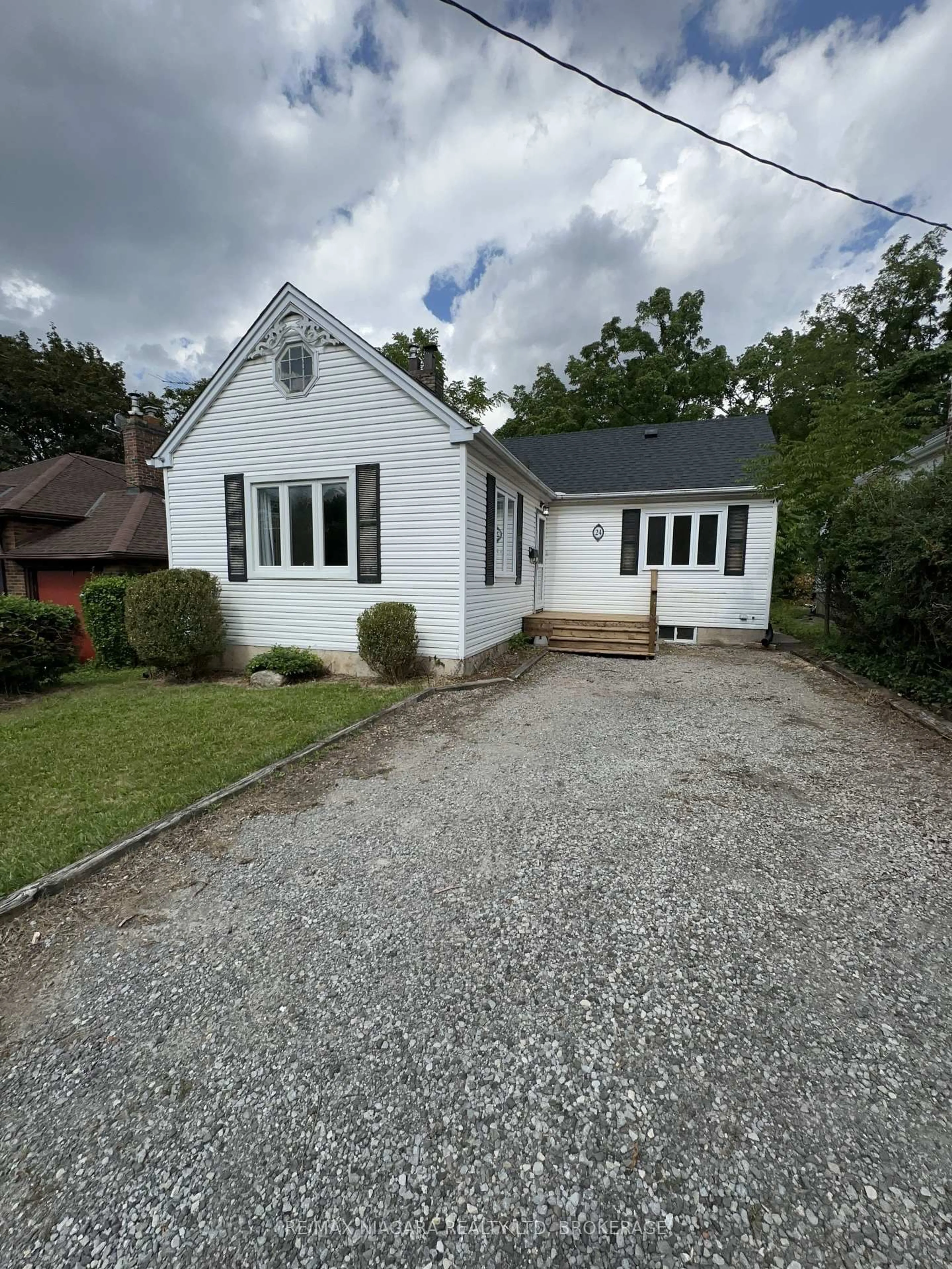 A pic from outside/outdoor area/front of a property/back of a property/a pic from drone, street for 24 Welland Vale Rd, St. Catharines Ontario L2R 2L6