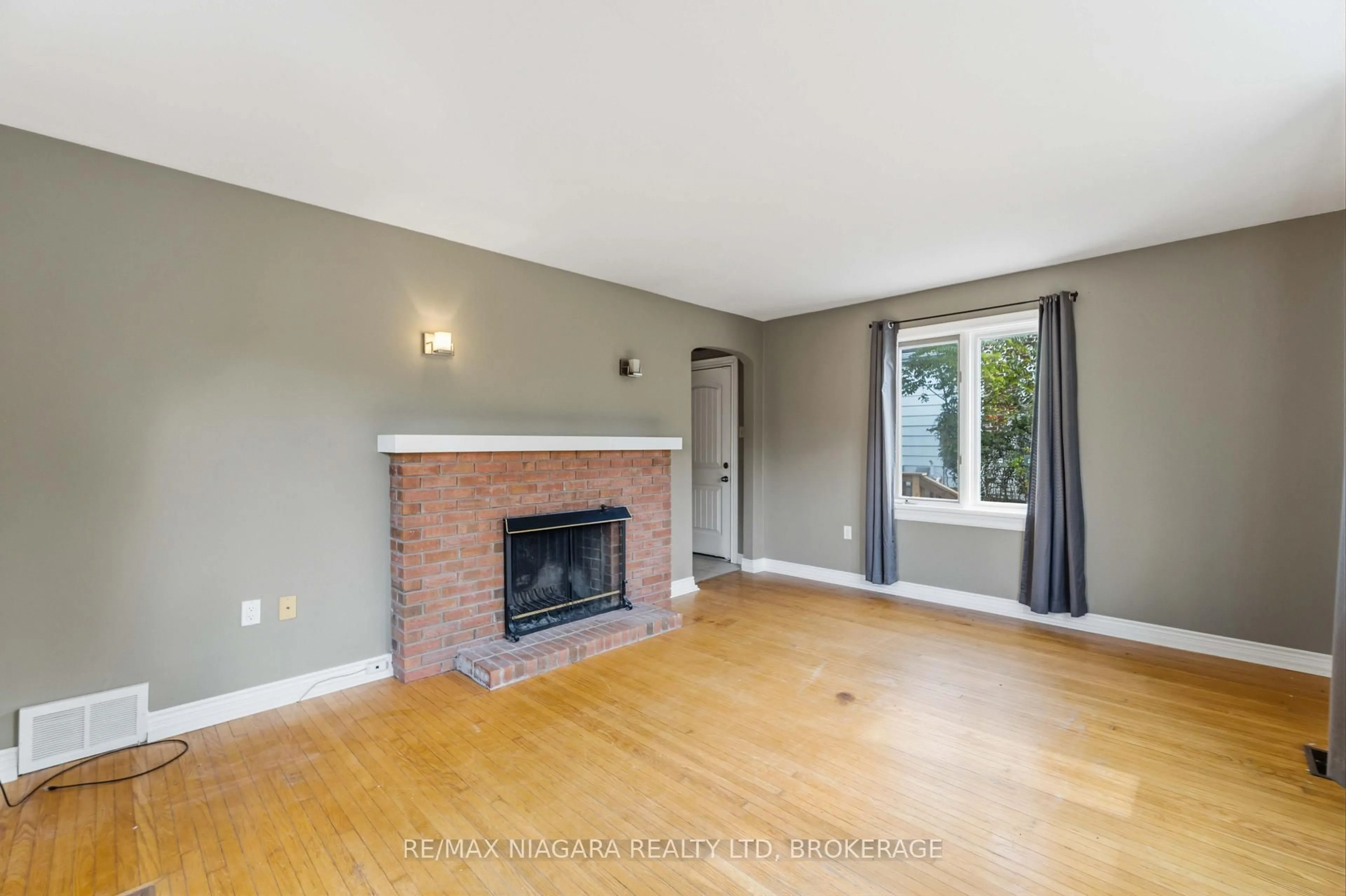Living room with furniture, unknown for 24 Welland Vale Rd, St. Catharines Ontario L2R 2L6