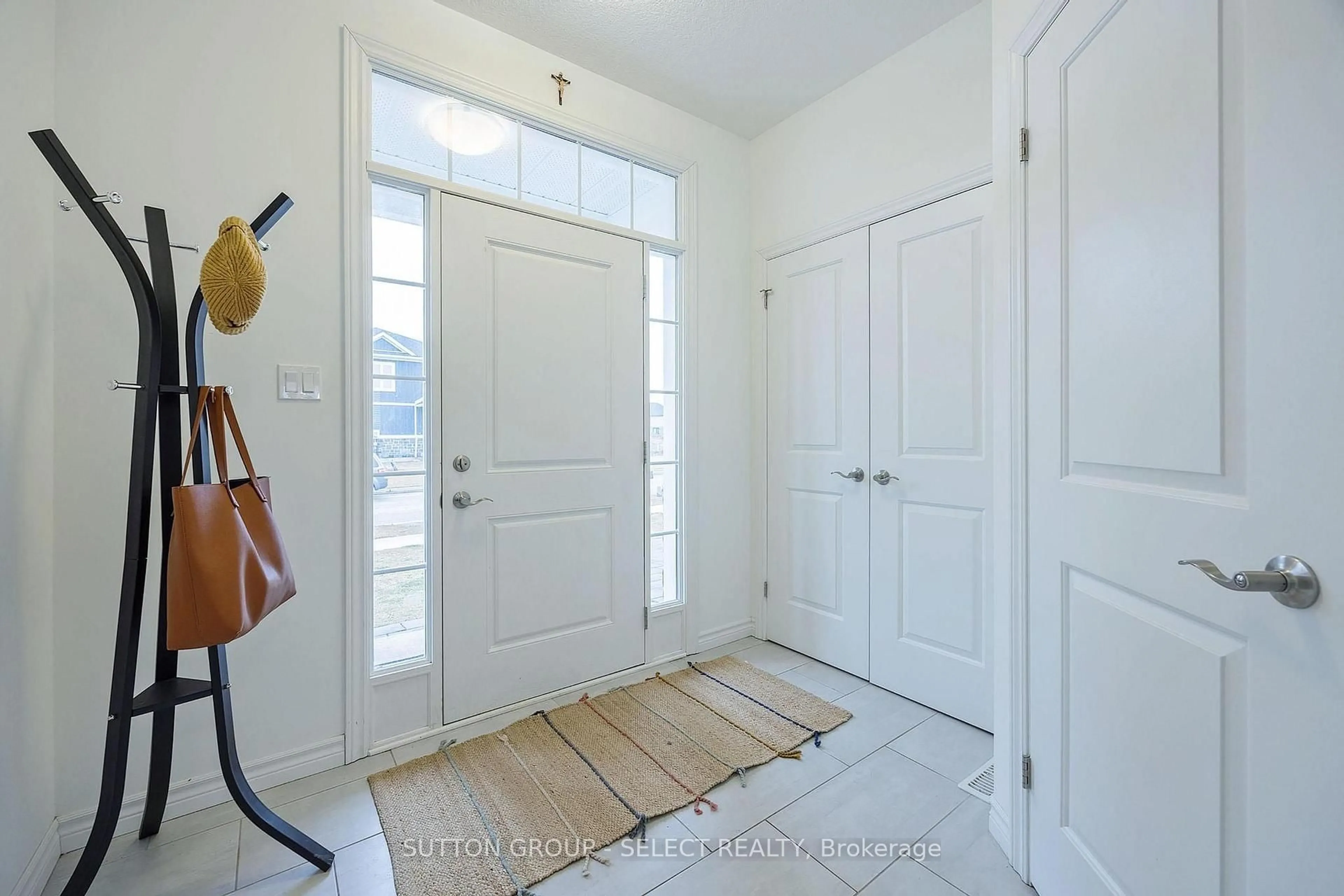 Indoor entryway for 1606 Noah Bend, London North Ontario N3B 2Z1
