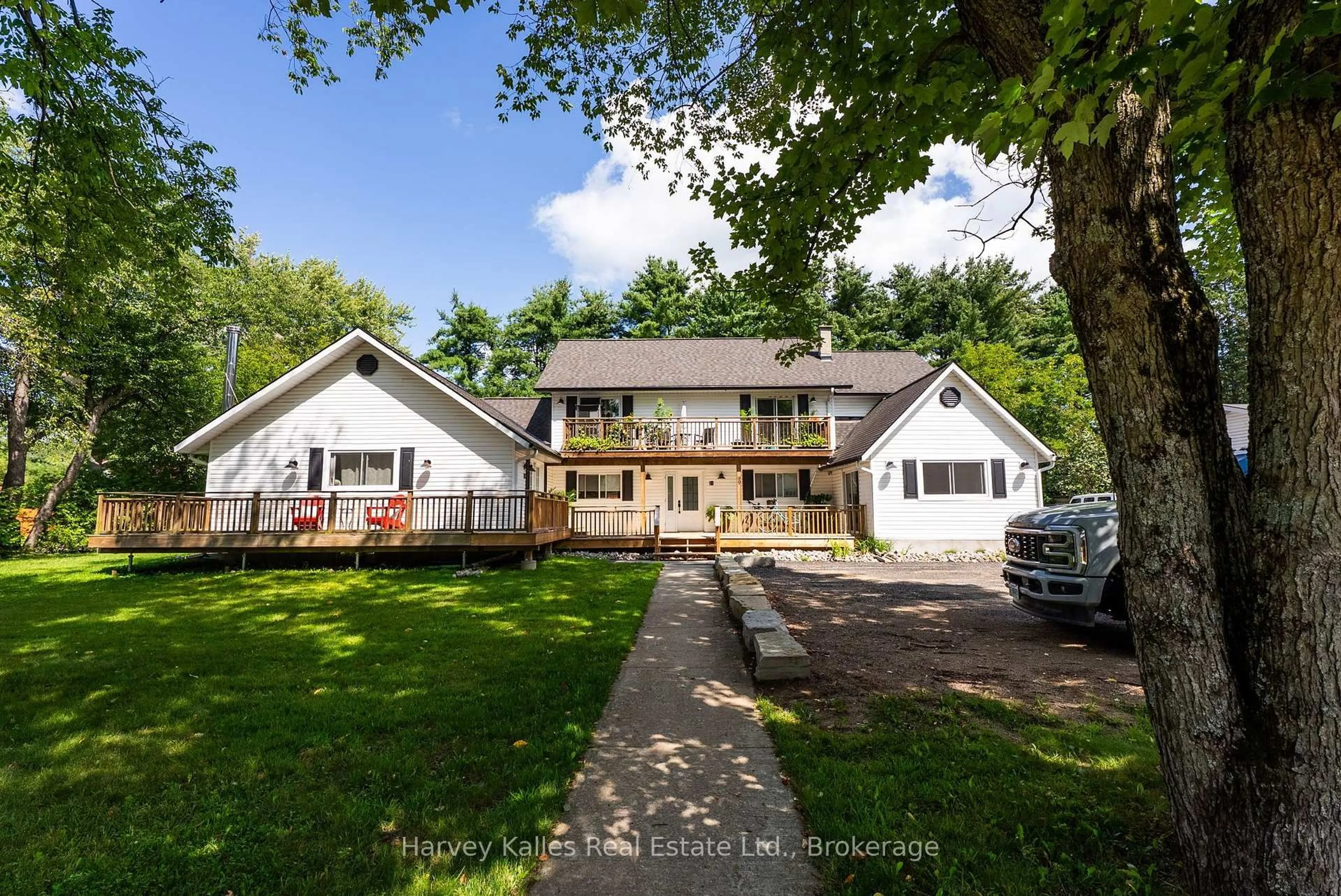 A pic from outside/outdoor area/front of a property/back of a property/a pic from drone, street for 99 Spencer St, Bracebridge Ontario P1L 1C4