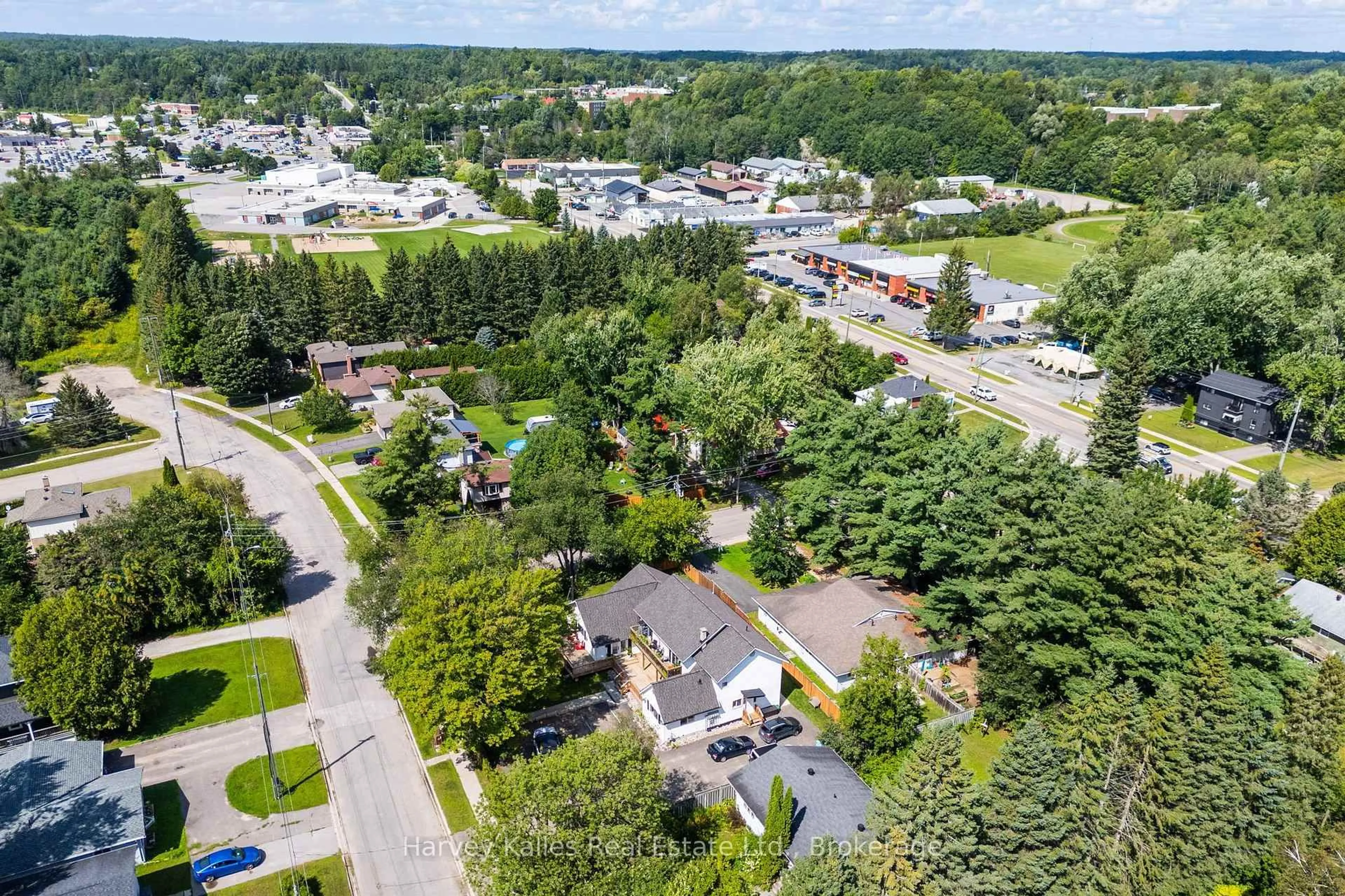 A pic from outside/outdoor area/front of a property/back of a property/a pic from drone, street for 99 Spencer St, Bracebridge Ontario P1L 1C4