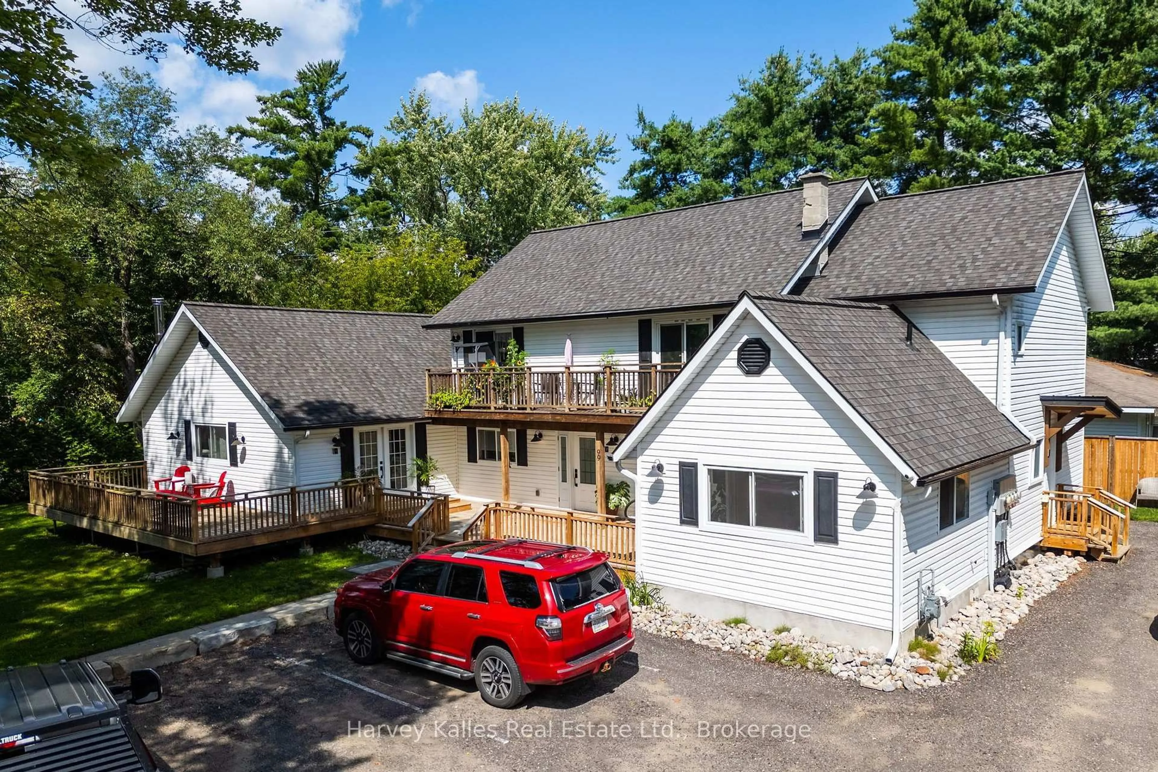 A pic from outside/outdoor area/front of a property/back of a property/a pic from drone, unknown for 99 Spencer St, Bracebridge Ontario P1L 1C4