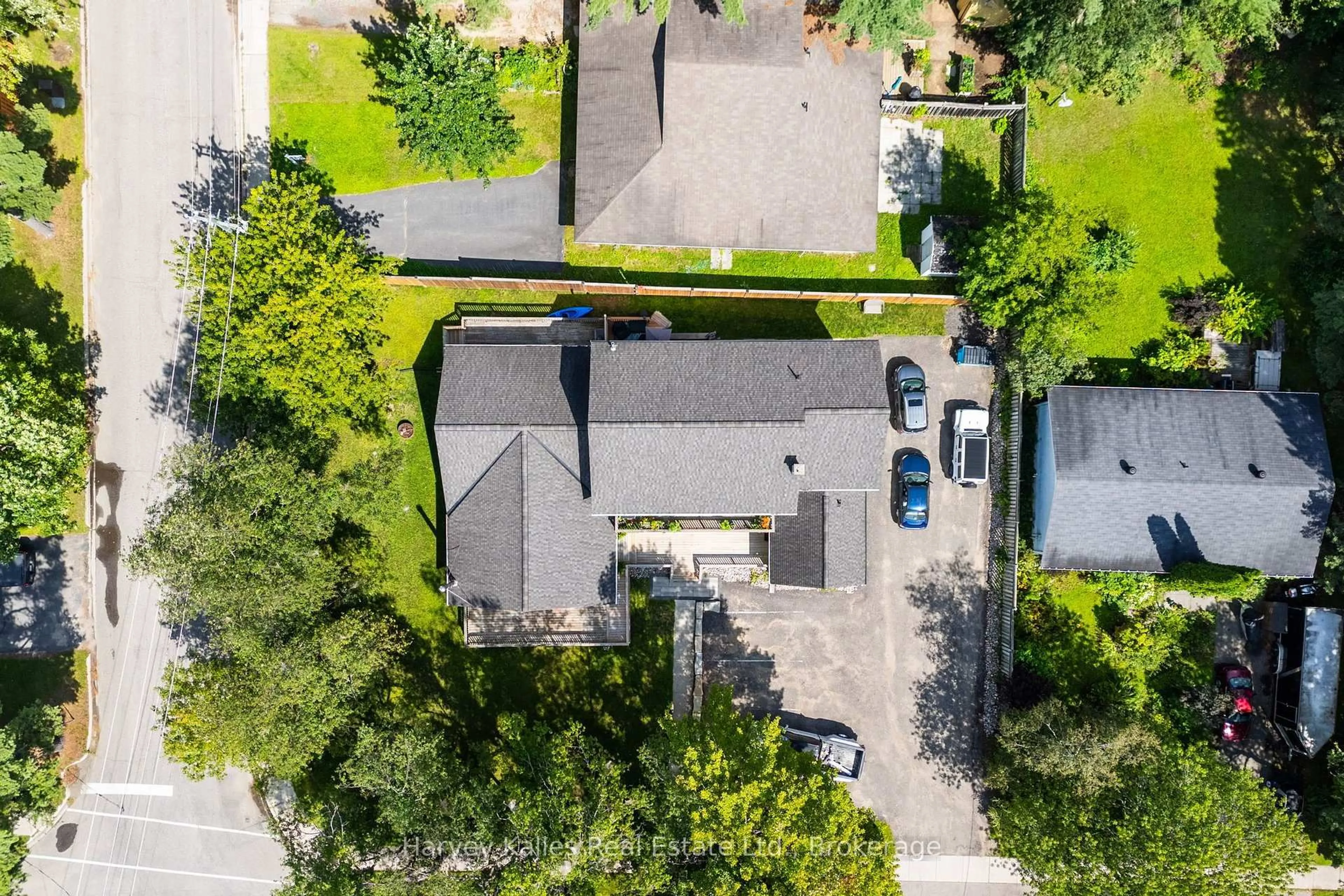 A pic from outside/outdoor area/front of a property/back of a property/a pic from drone, street for 99 Spencer St, Bracebridge Ontario P1L 1C4