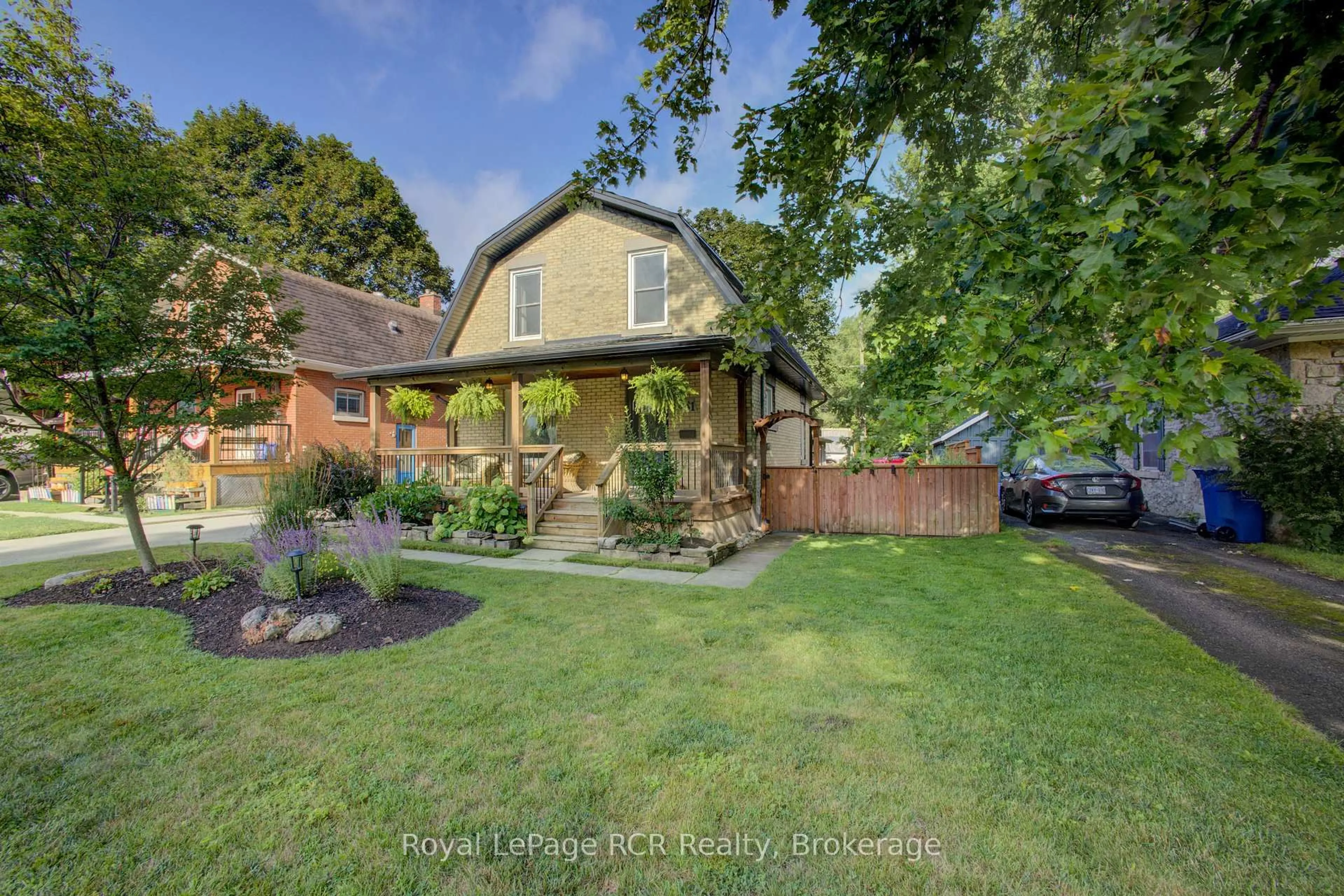A pic from outside/outdoor area/front of a property/back of a property/a pic from drone, street for 581 St Andrew St, Centre Wellington Ontario N1M 1P4