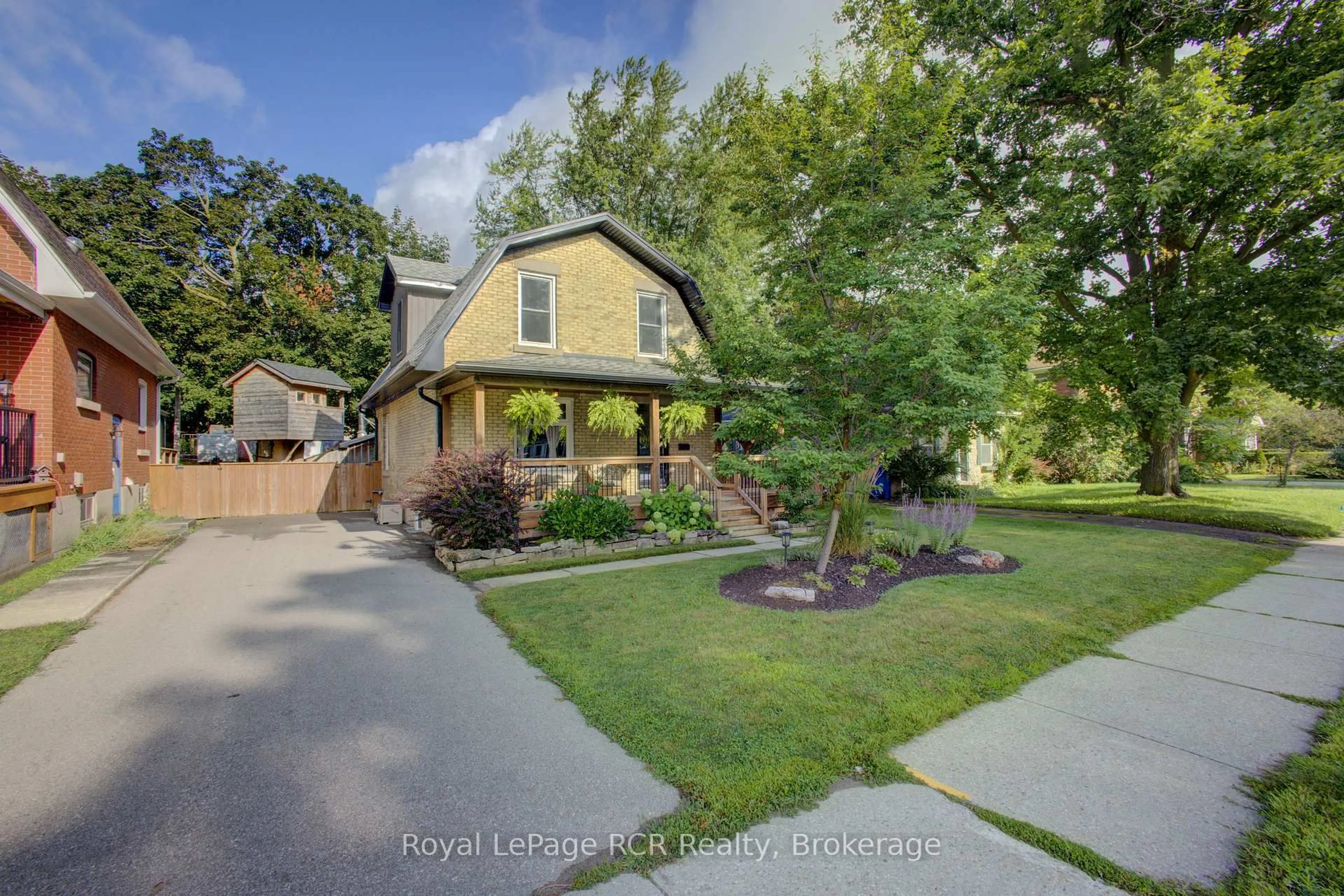 A pic from outside/outdoor area/front of a property/back of a property/a pic from drone, street for 581 St Andrew St, Centre Wellington Ontario N1M 1P4