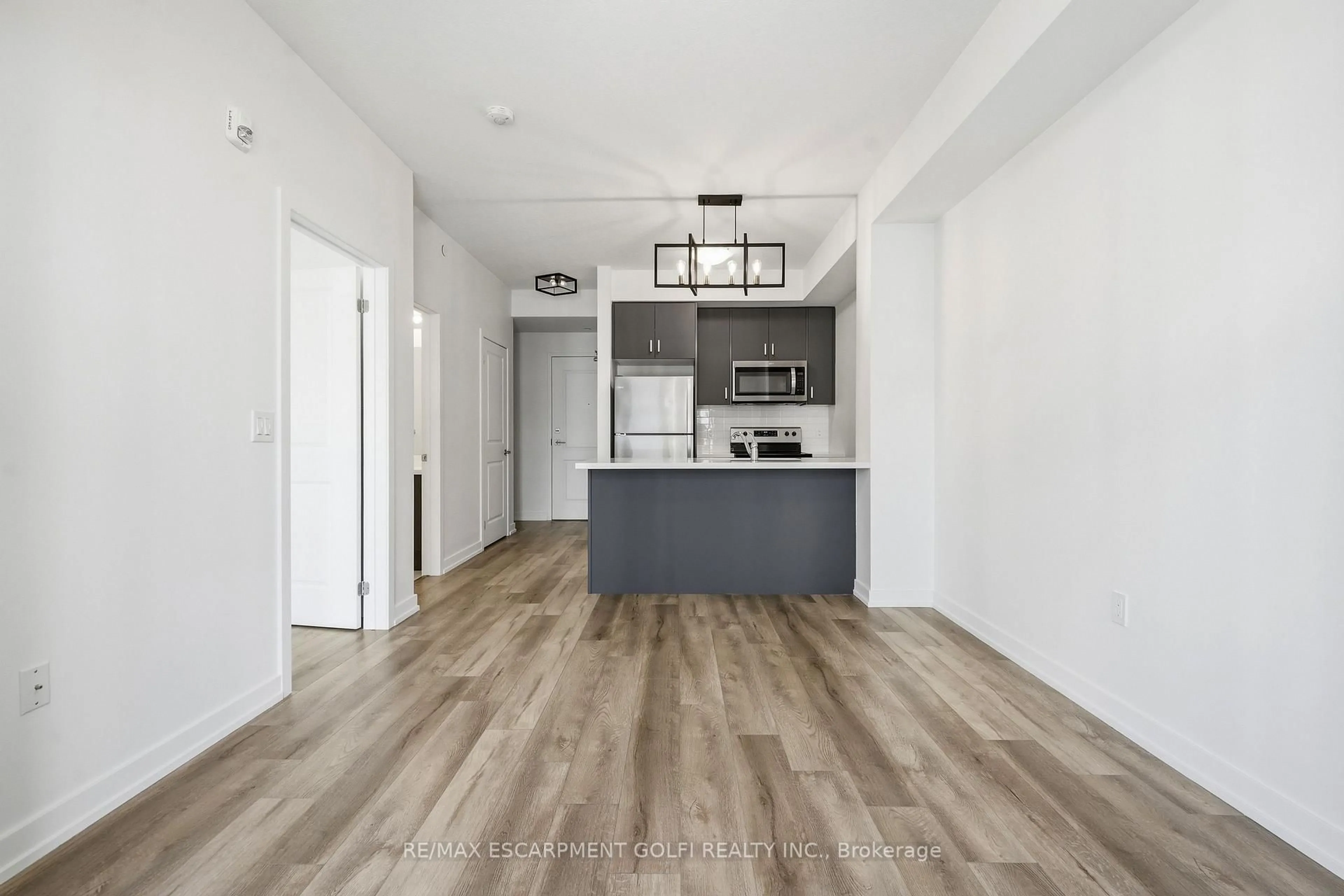 Open concept kitchen, unknown for 5055 Greenlane Rd #425, Lincoln Ontario L3J 2J3