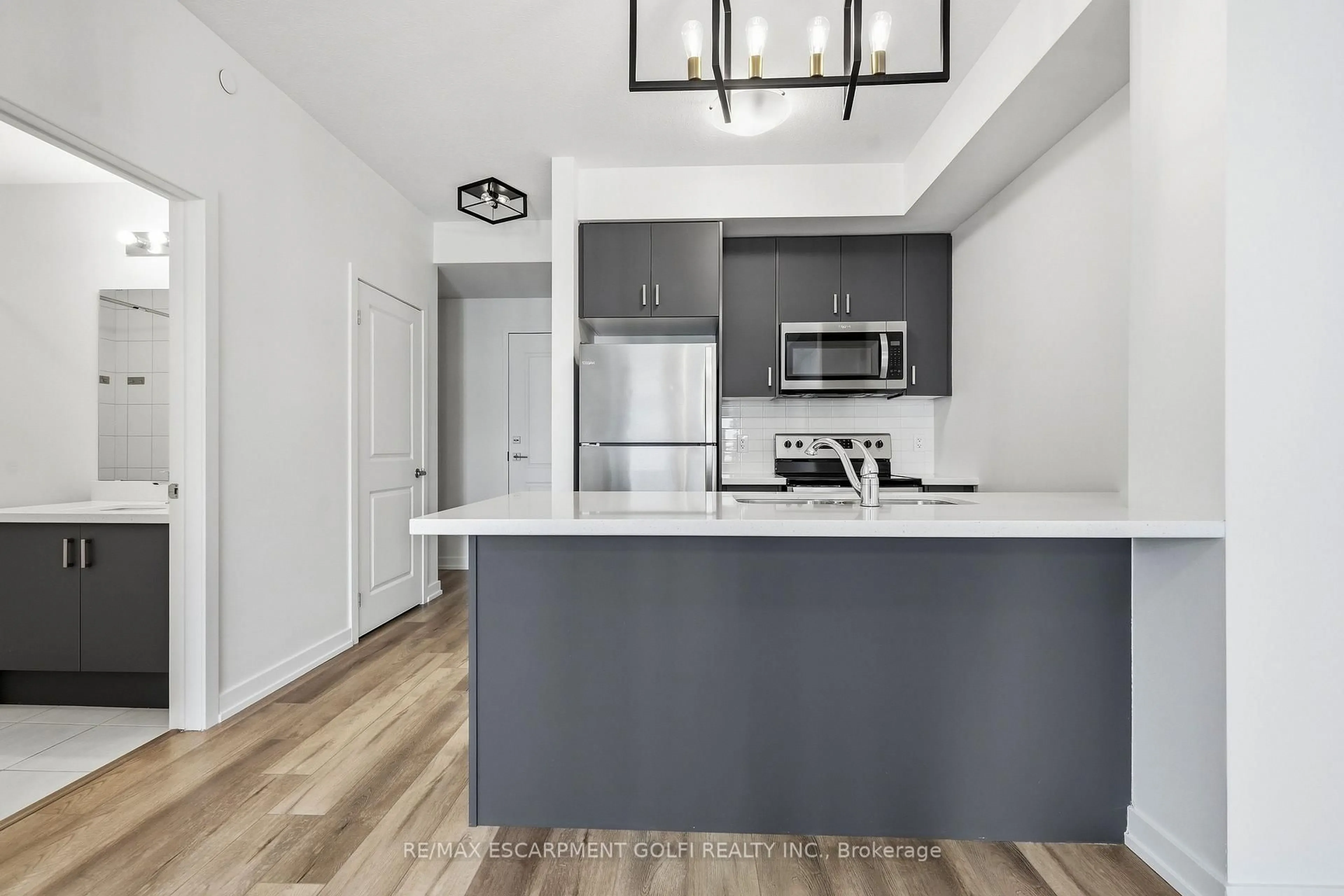 Open concept kitchen, unknown for 5055 Greenlane Rd #425, Lincoln Ontario L3J 2J3