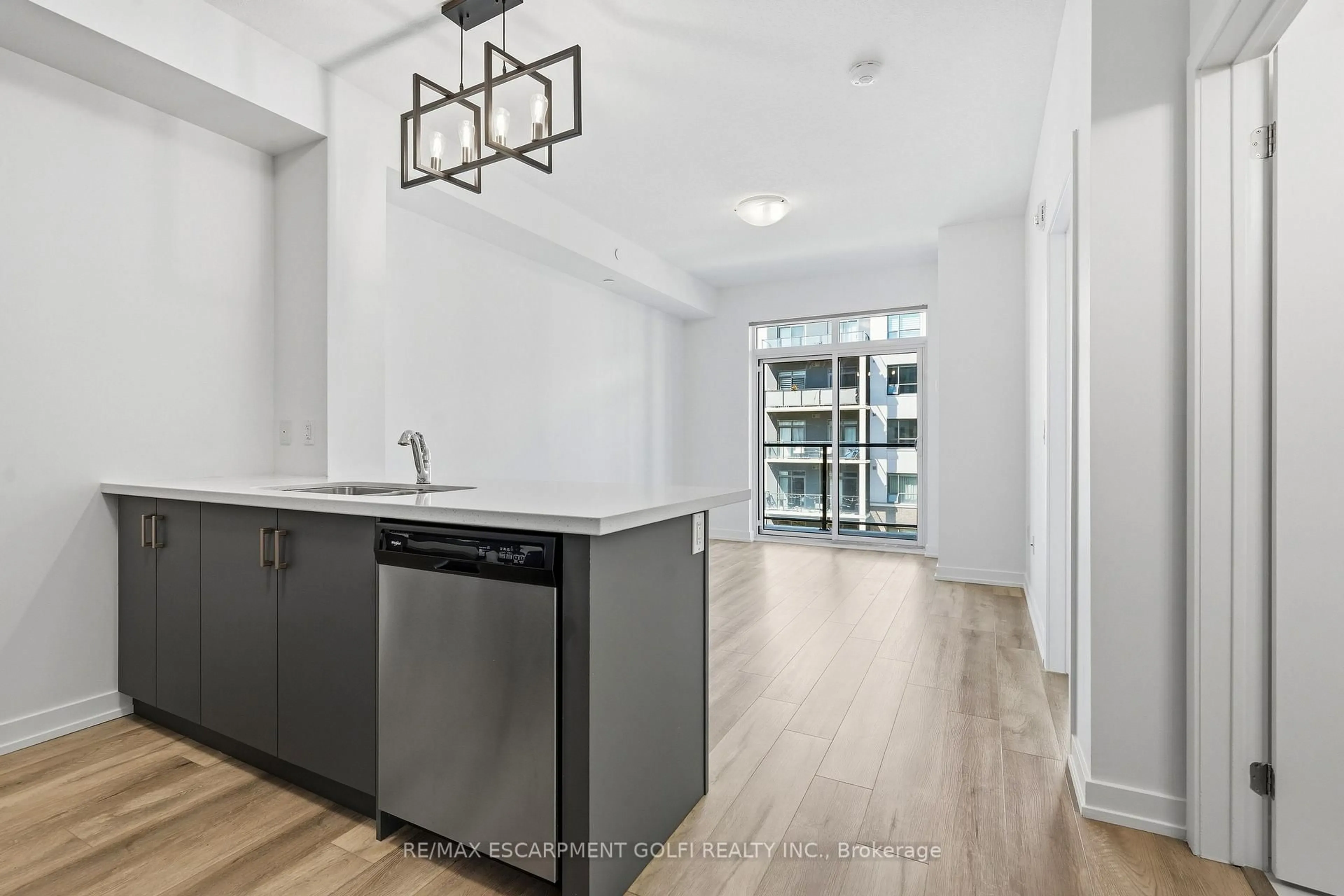 Open concept kitchen, unknown for 5055 Greenlane Rd #425, Lincoln Ontario L3J 2J3