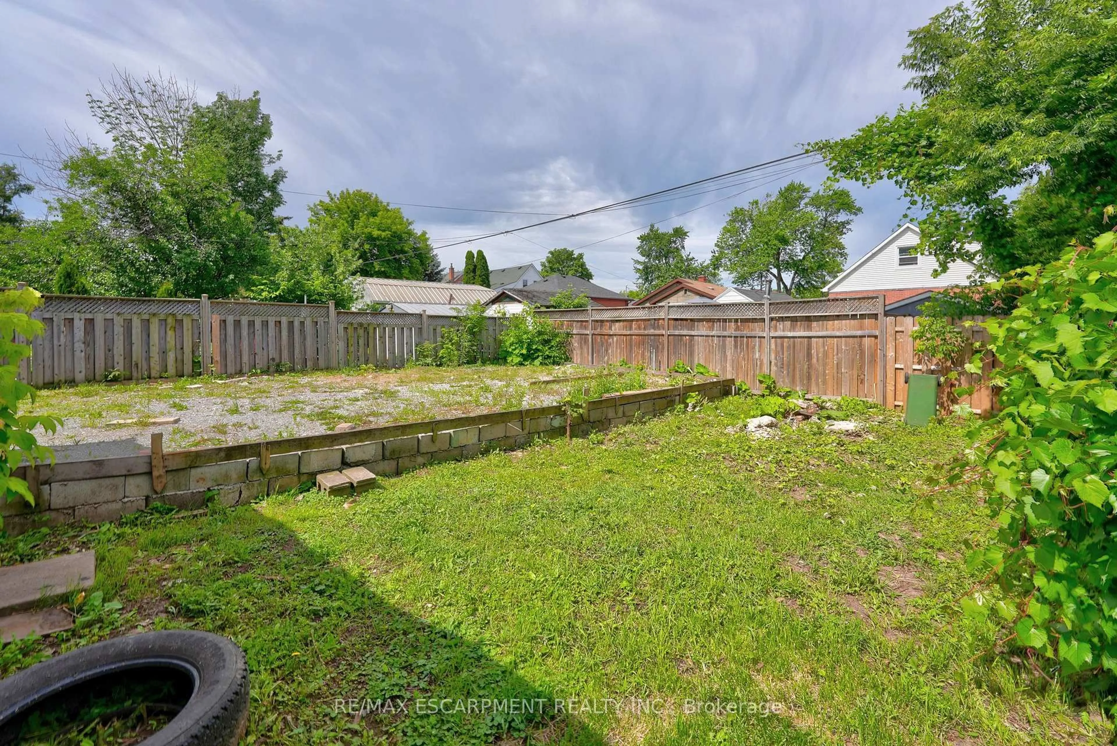 Patio, street for 689 Burgess Ave, Hamilton Ontario L8H 6J2