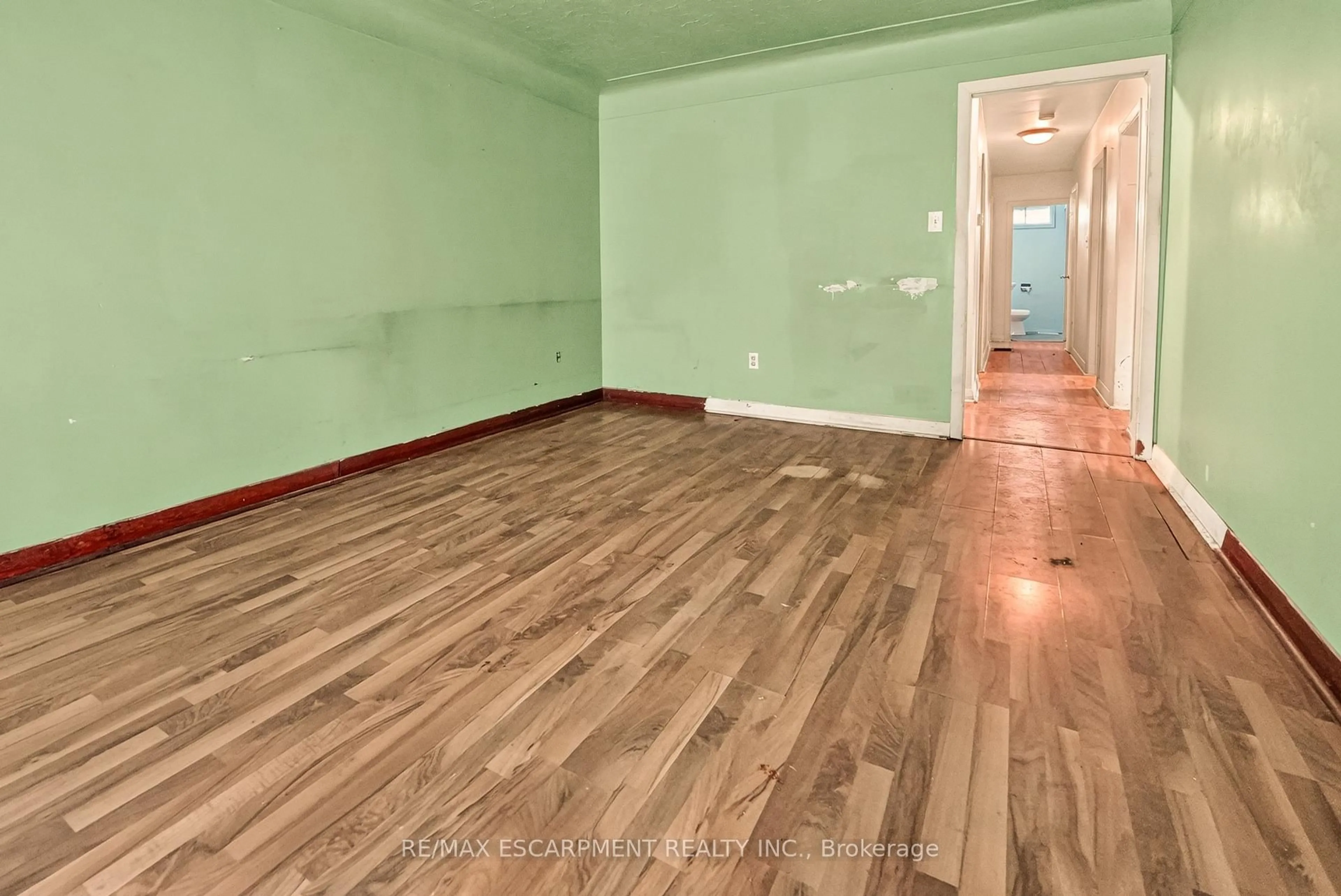 A pic of a room for 689 Burgess Ave, Hamilton Ontario L8H 6J2