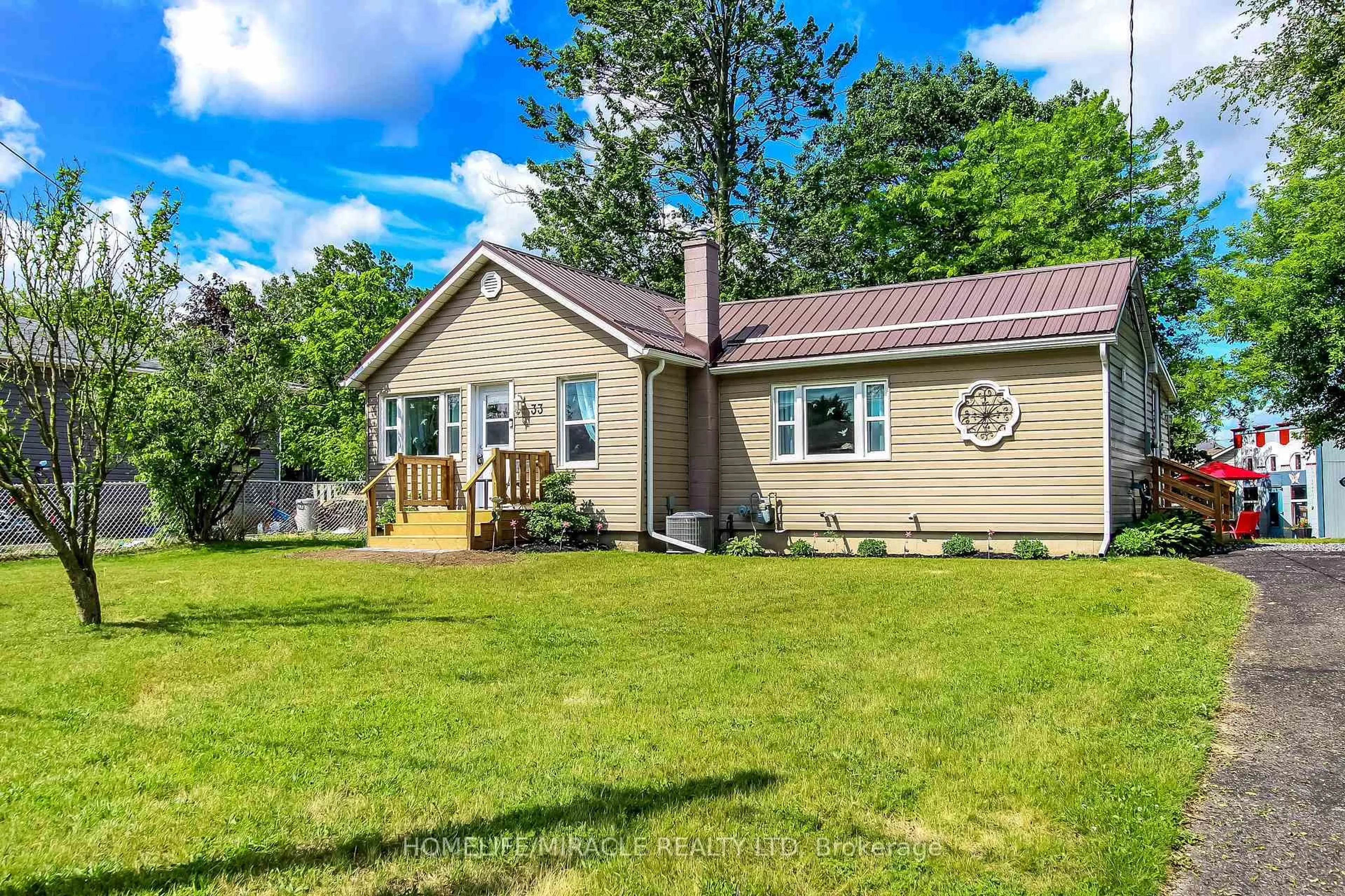 Home with vinyl exterior material, unknown for 33 Ontario St, Tillsonburg Ontario N4G 2V7