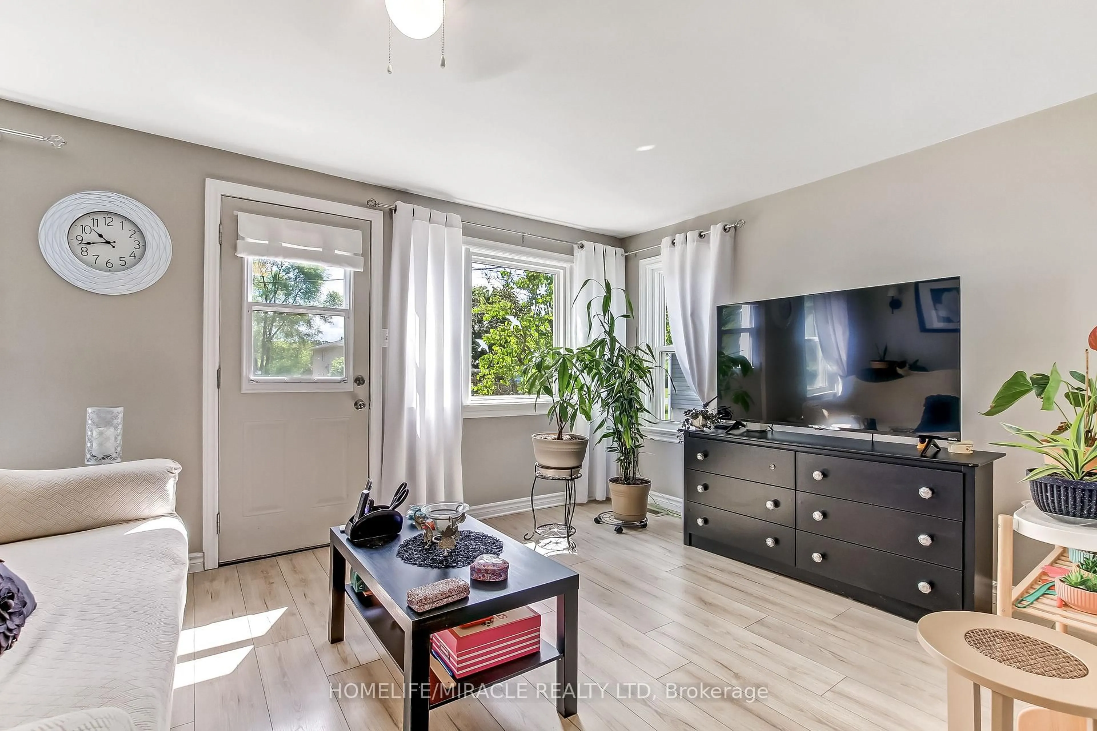 Living room with furniture, wood/laminate floor for 33 Ontario St, Tillsonburg Ontario N4G 2V7