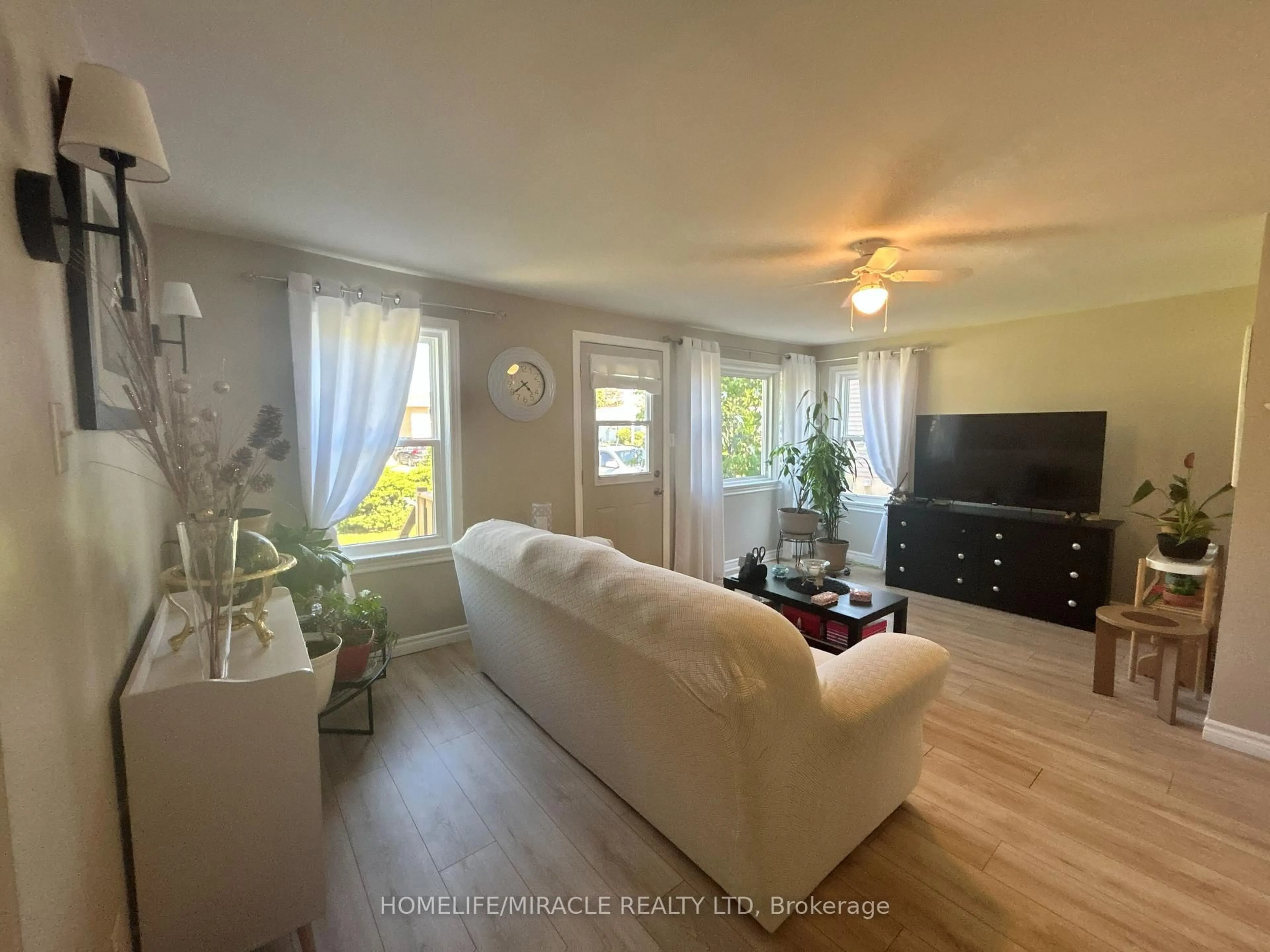 Living room with furniture, unknown for 33 Ontario St, Tillsonburg Ontario N4G 2V7