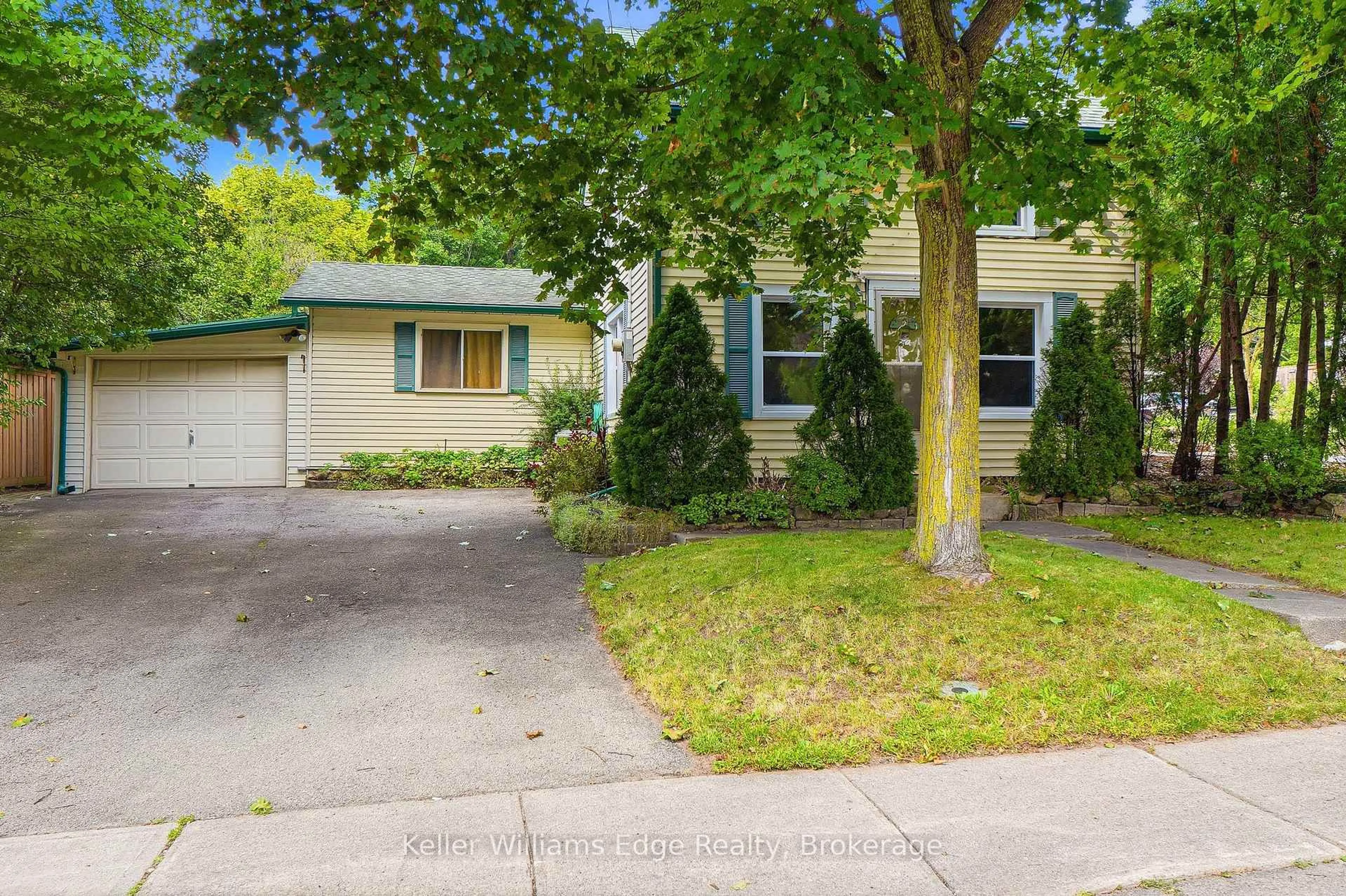 Home with vinyl exterior material, street for 361 Dundas St, Hamilton Ontario L0R 2H1