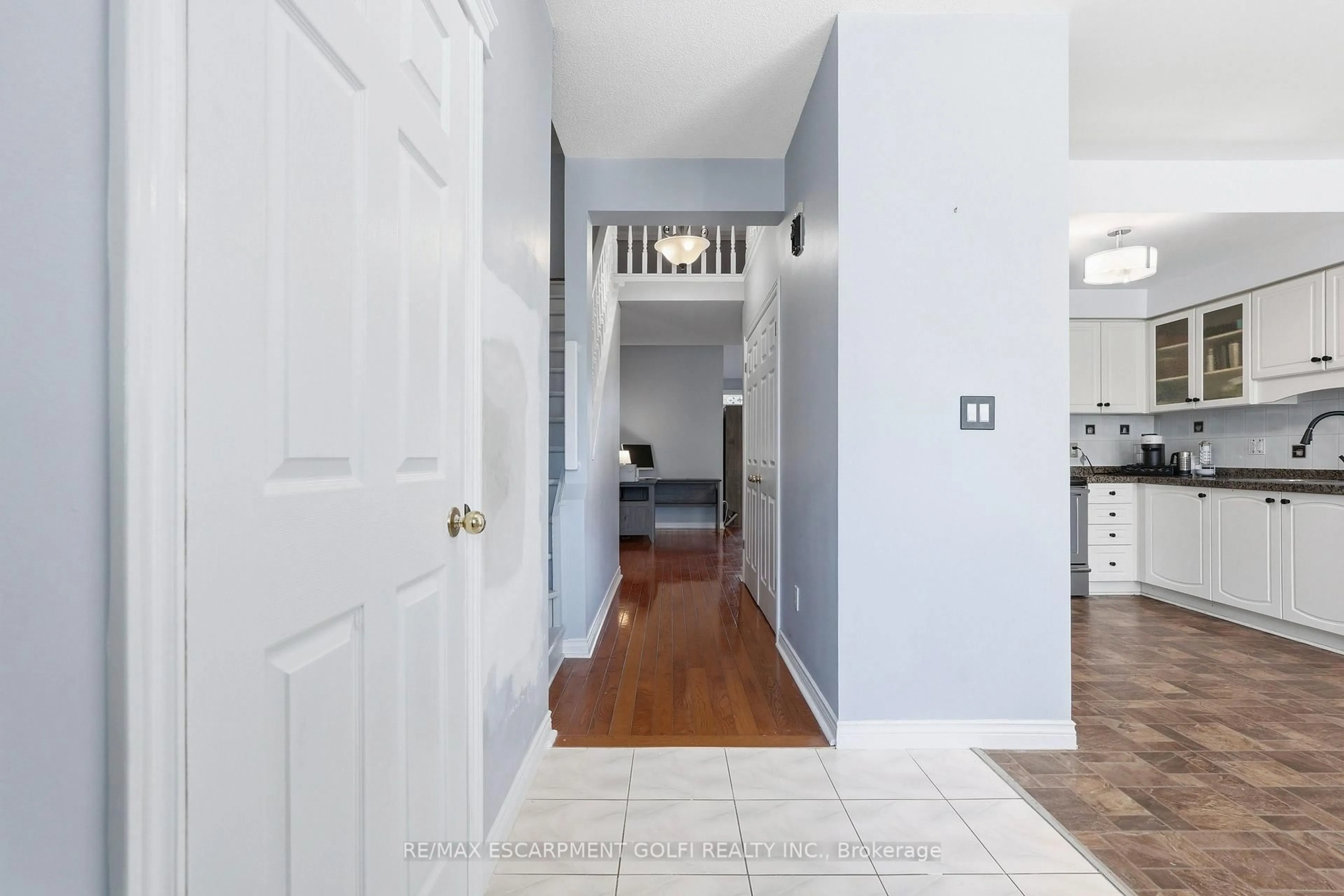 Indoor entryway for 96 Greentrail Dr #43, Hamilton Ontario L0R 1W0