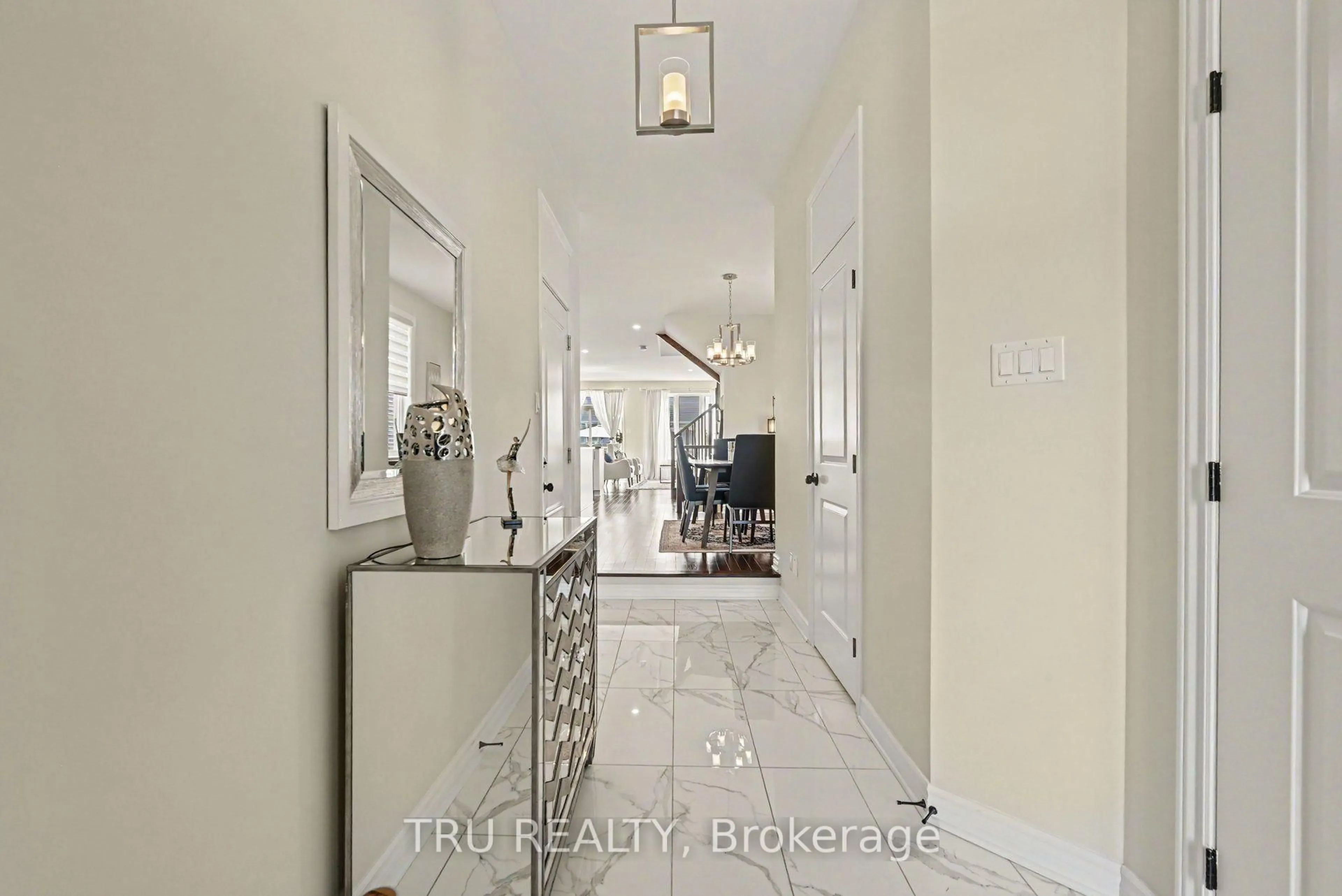 Indoor entryway for 106 Lavatera St, Ottawa Ontario K1T 0R7
