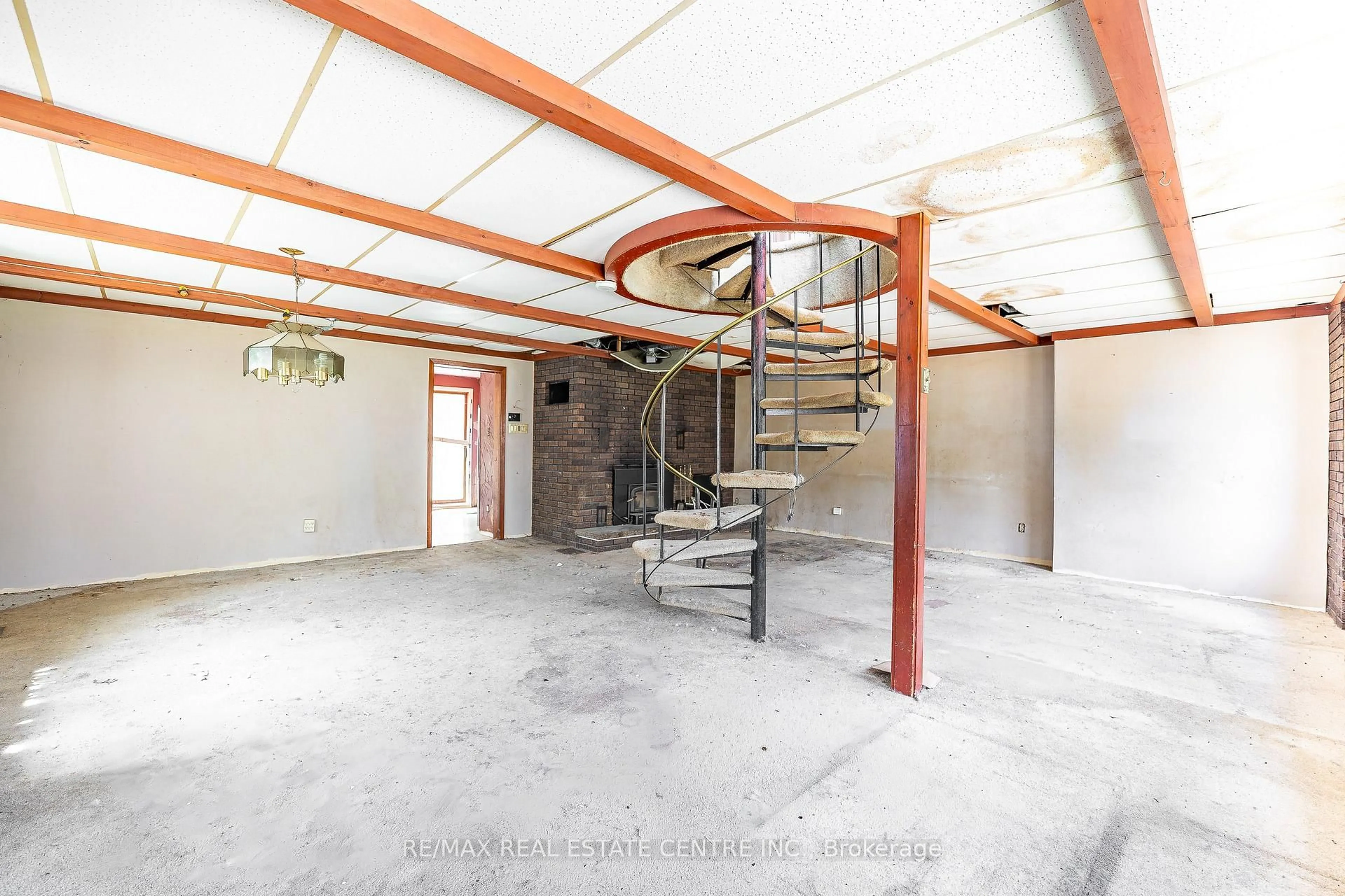 Indoor foyer for 2 West Pearl St, St. Thomas Ontario N5P 2N8