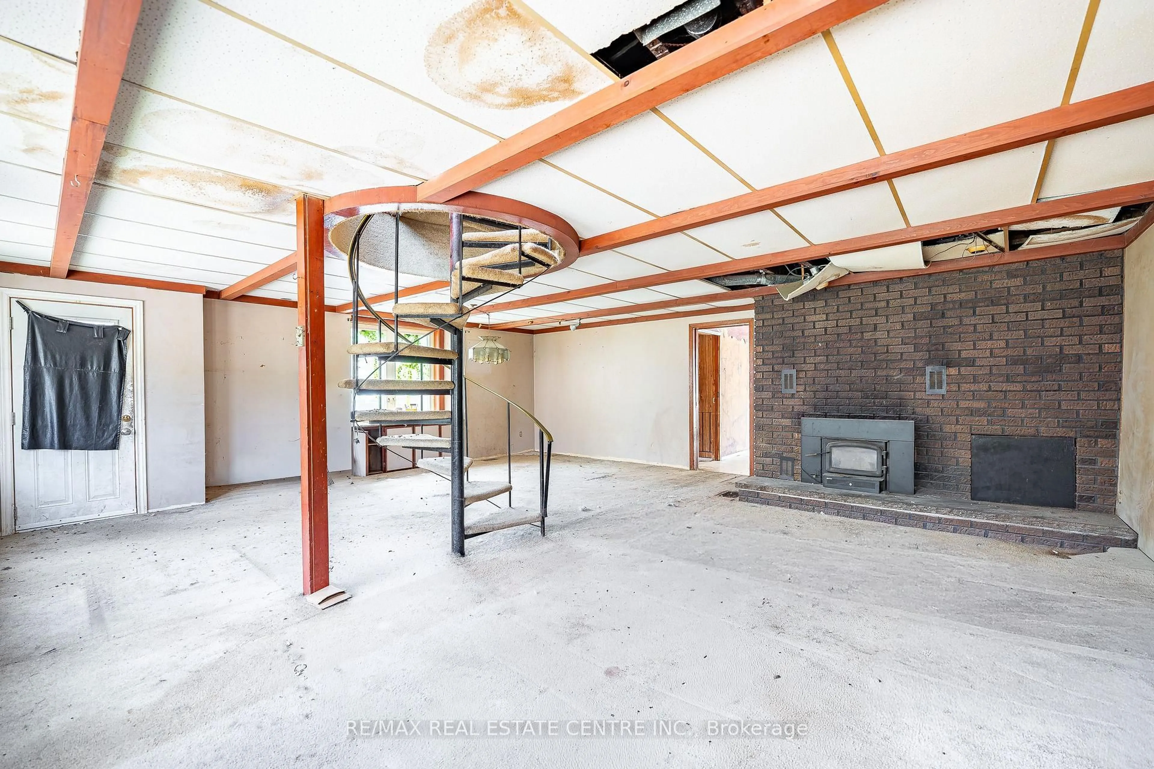 Indoor foyer for 2 West Pearl St, St. Thomas Ontario N5P 2N8