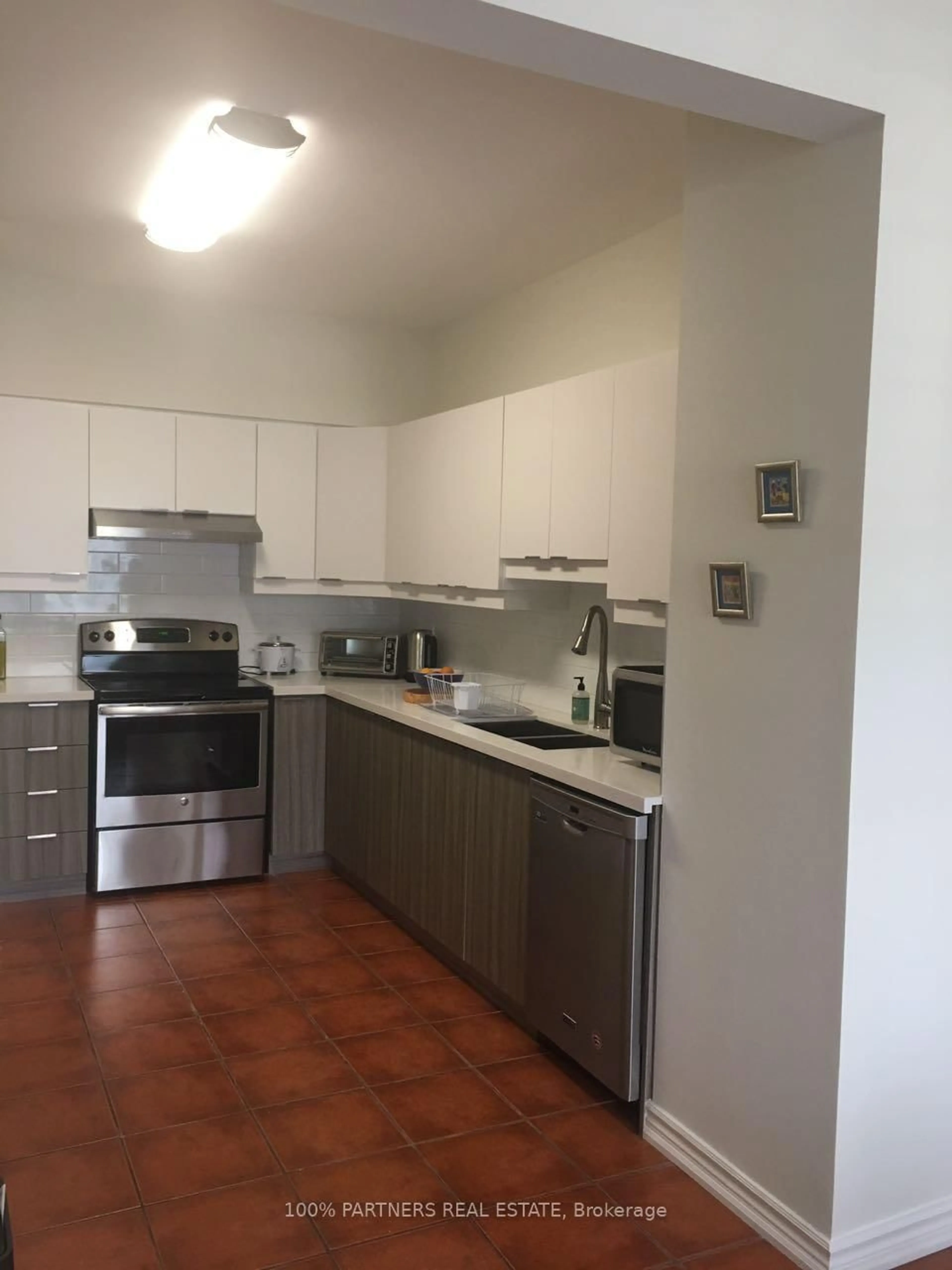 Standard kitchen, unknown for 1570 Richmond St #34, London North Ontario N6G 4W2