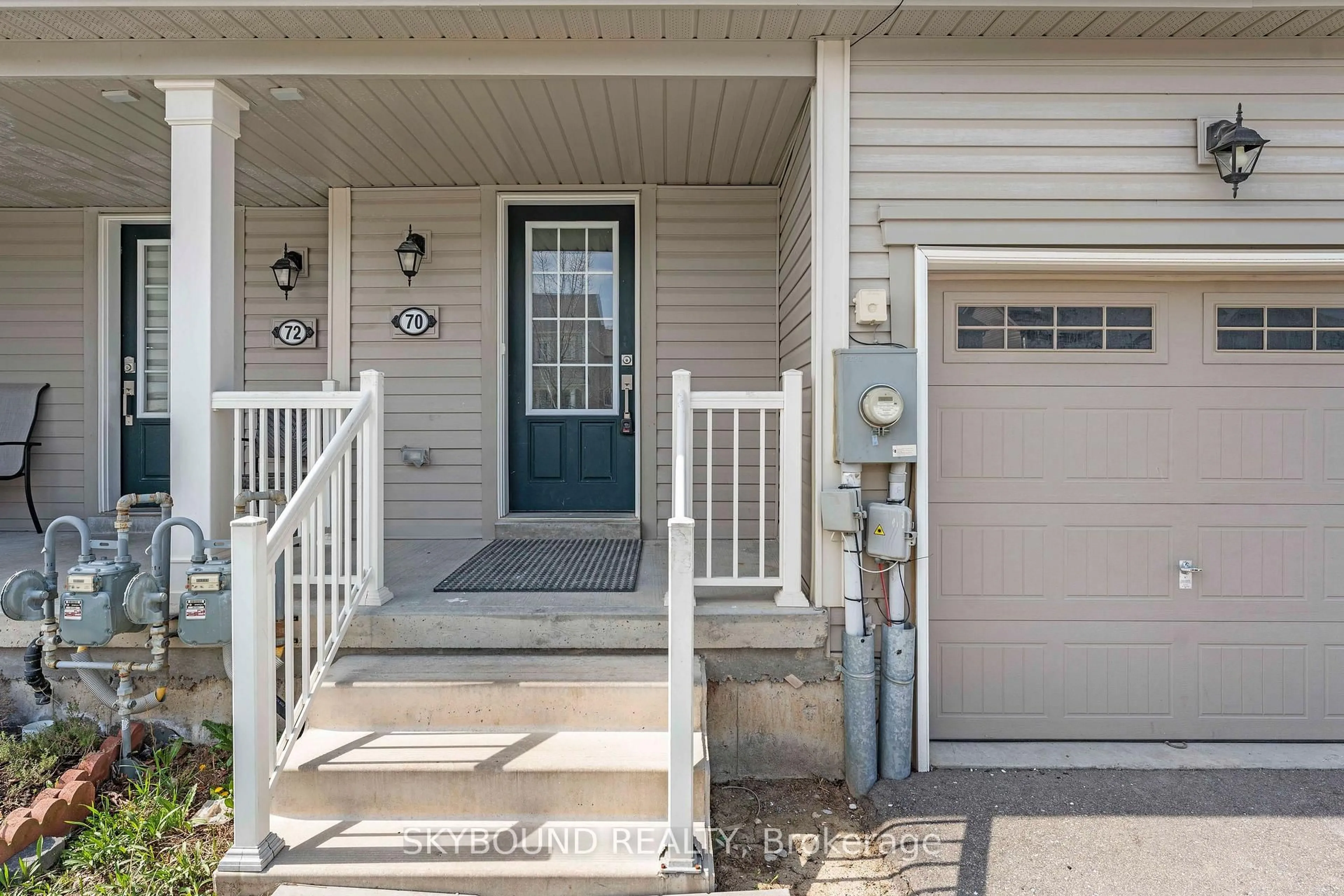 Indoor entryway for 70 Munro Circ, Brantford Ontario N3T 0R5