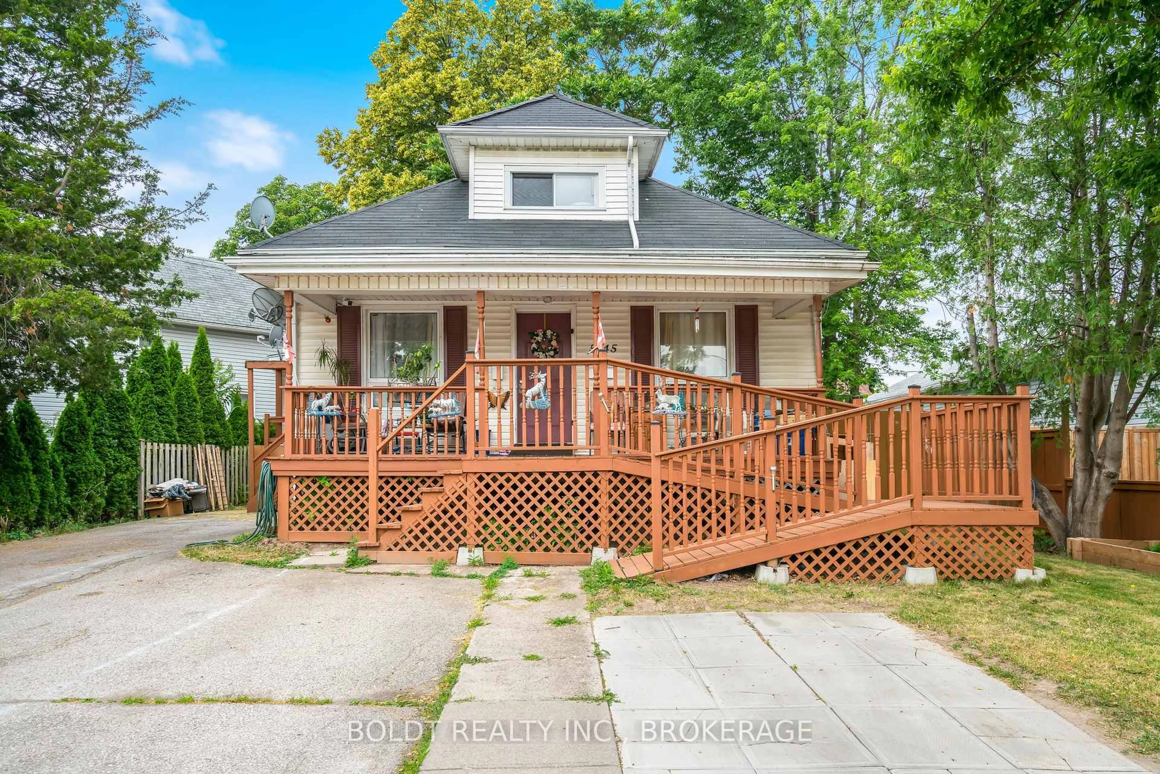 A pic from outside/outdoor area/front of a property/back of a property/a pic from drone, street for 5145 Rice Cres, Niagara Falls Ontario L2E 4A1