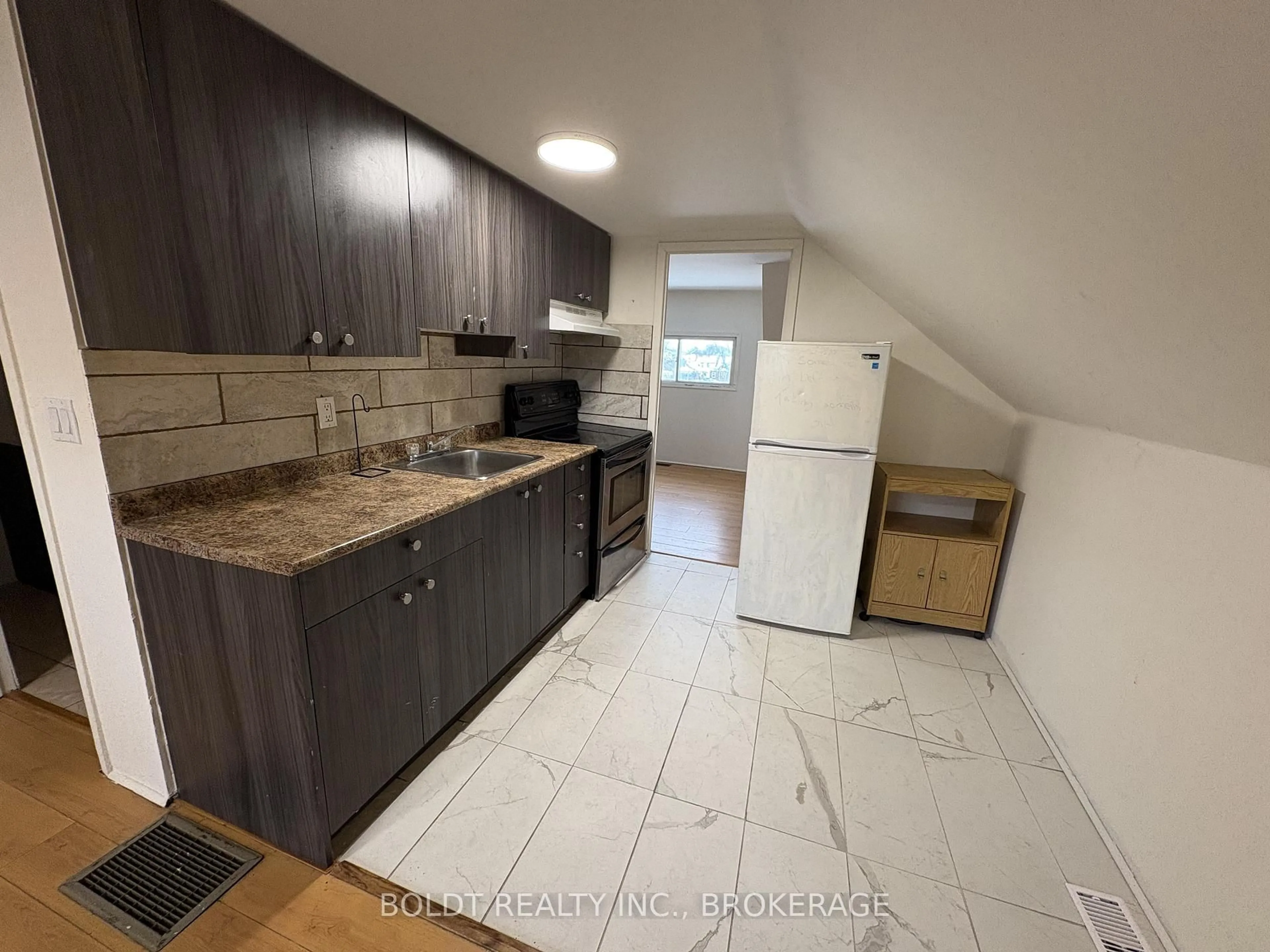 Standard kitchen, unknown for 5145 Rice Cres, Niagara Falls Ontario L2E 4A1