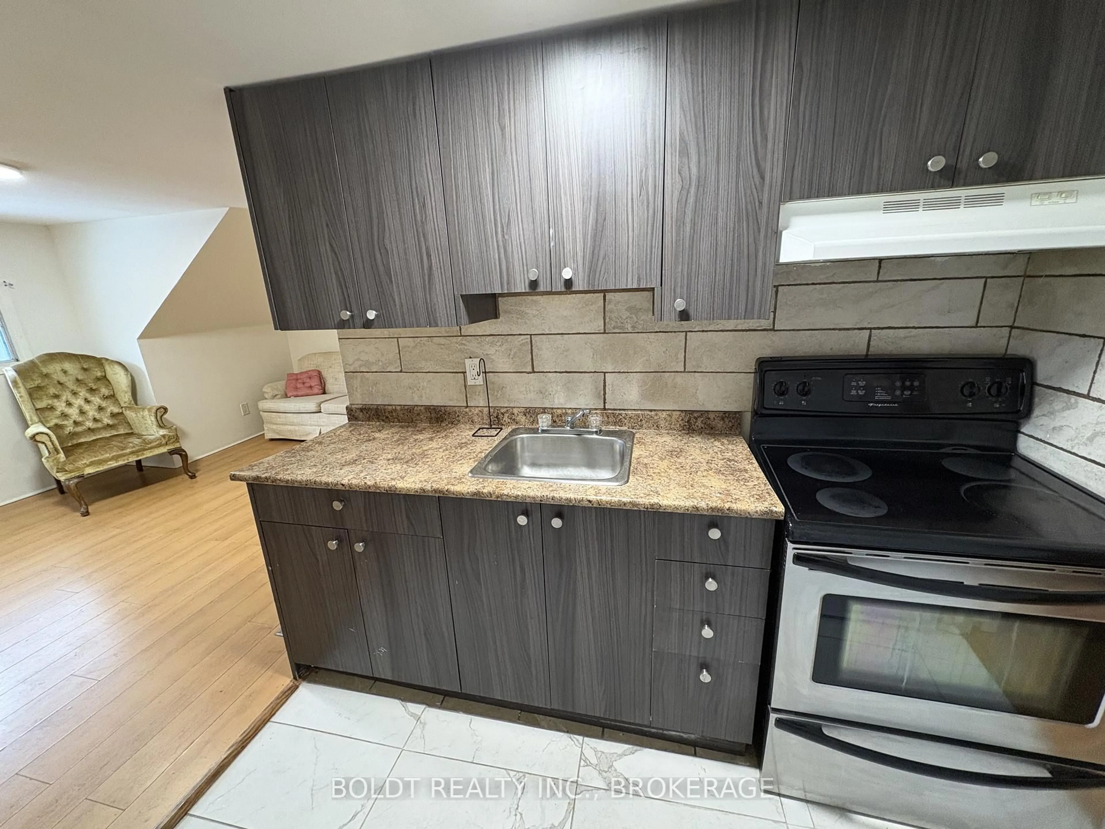 Standard kitchen, unknown for 5145 Rice Cres, Niagara Falls Ontario L2E 4A1