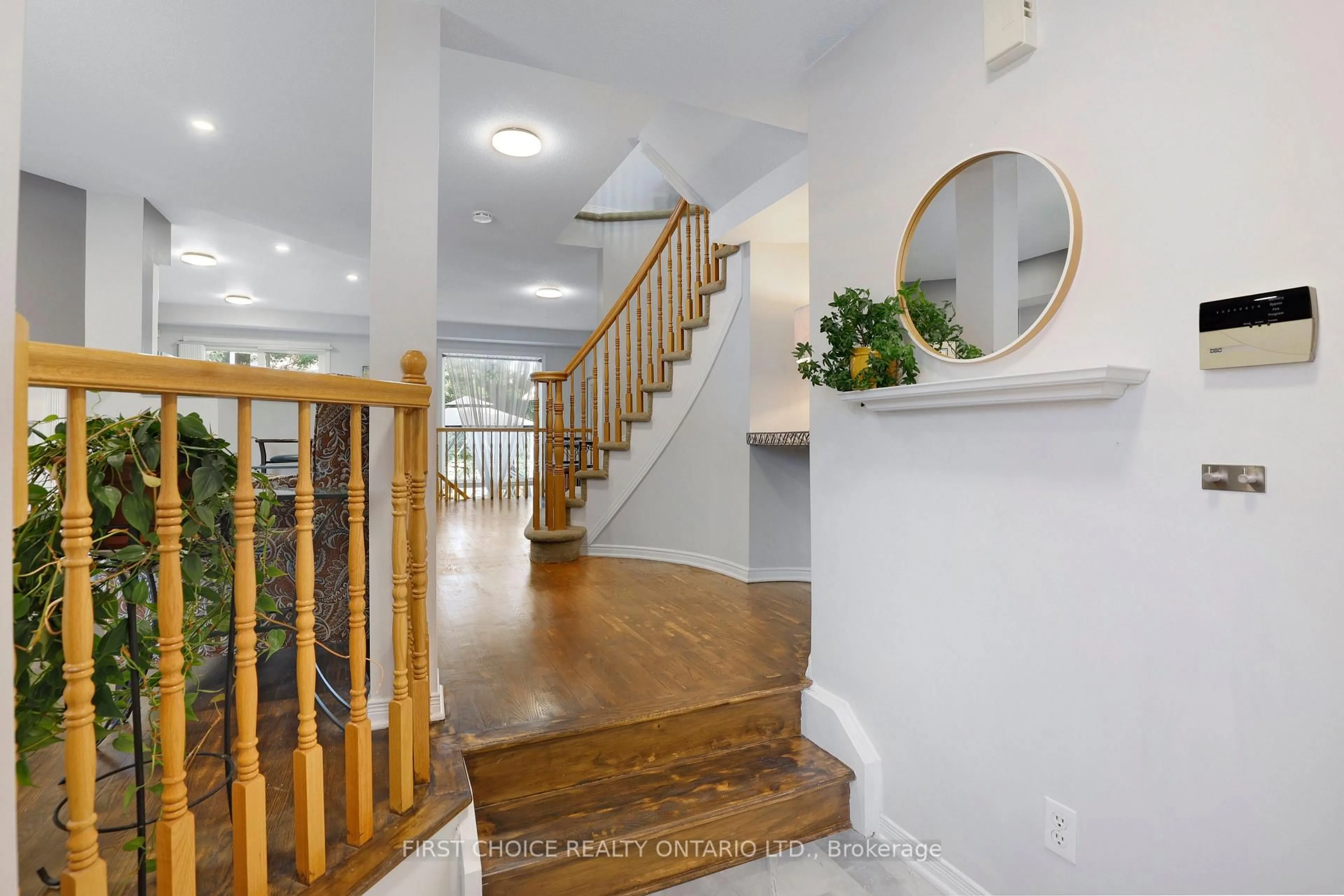 Indoor foyer for 51 Central Park Dr, Ottawa Ontario K2C 4A3