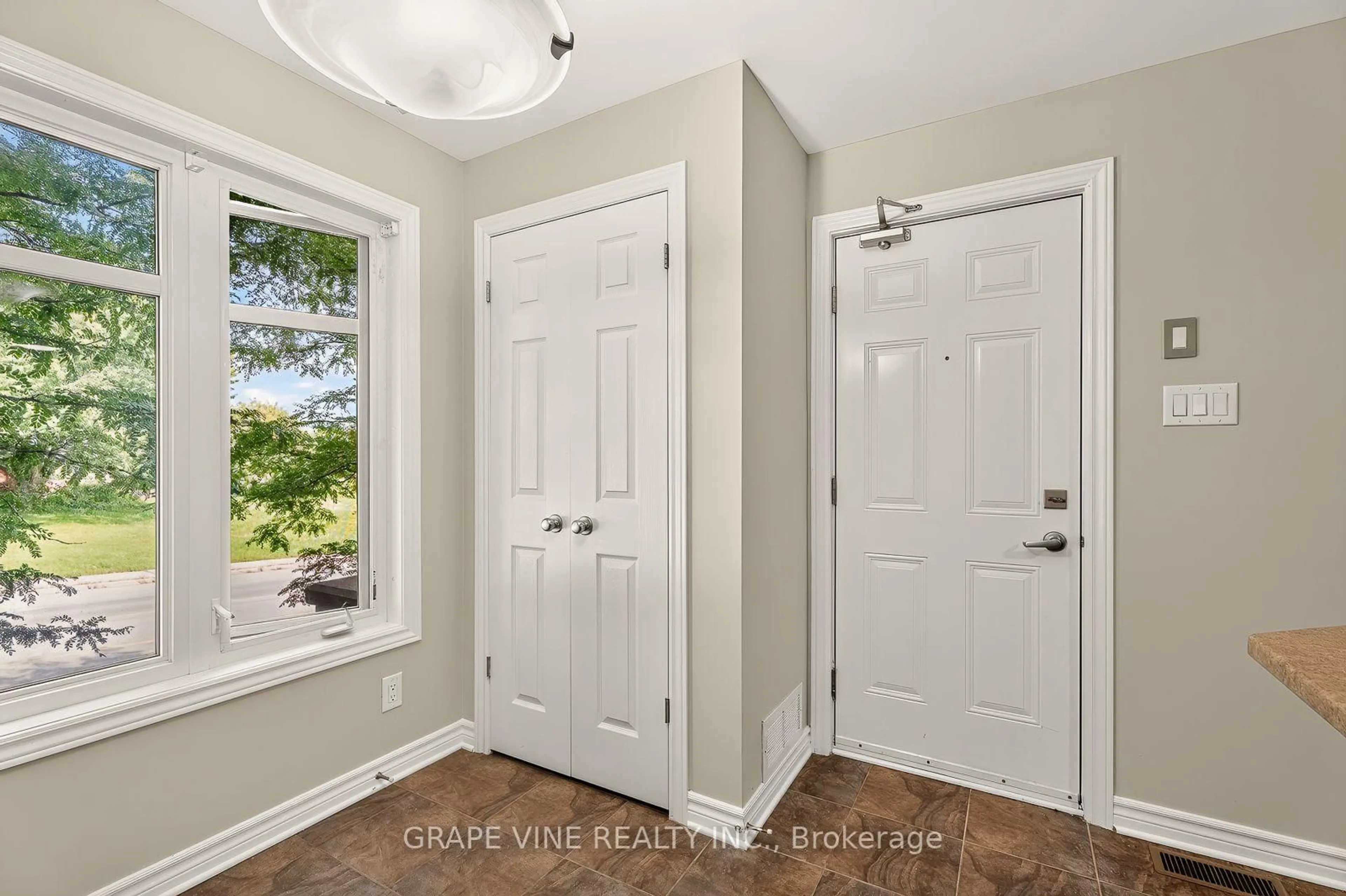 Indoor entryway for 1124 Klondike Rd #Unit A, Ottawa Ontario K2K 0H2